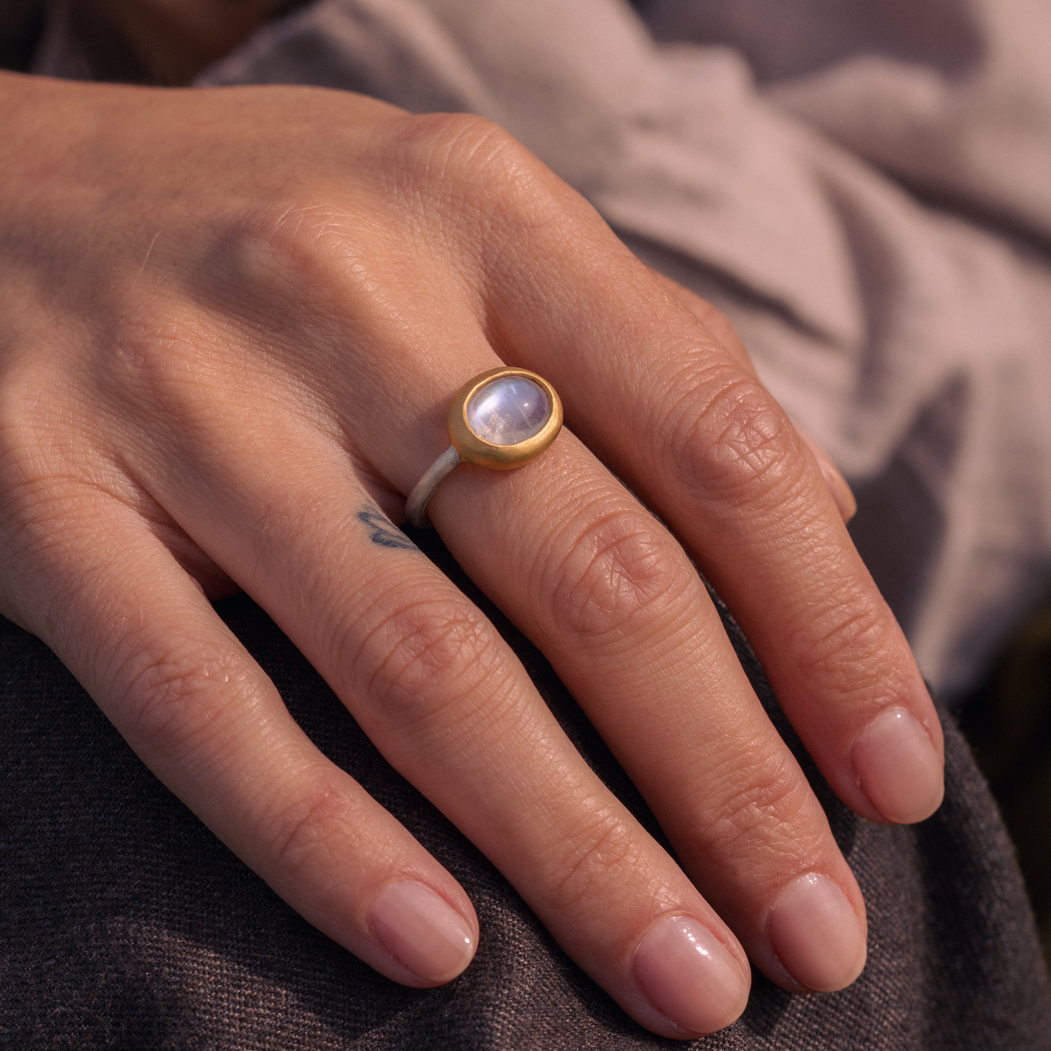 Mondstein Ring 10x8mm oval Cabouchon Sterling Silber & Gold Vermeil MonikaHerré