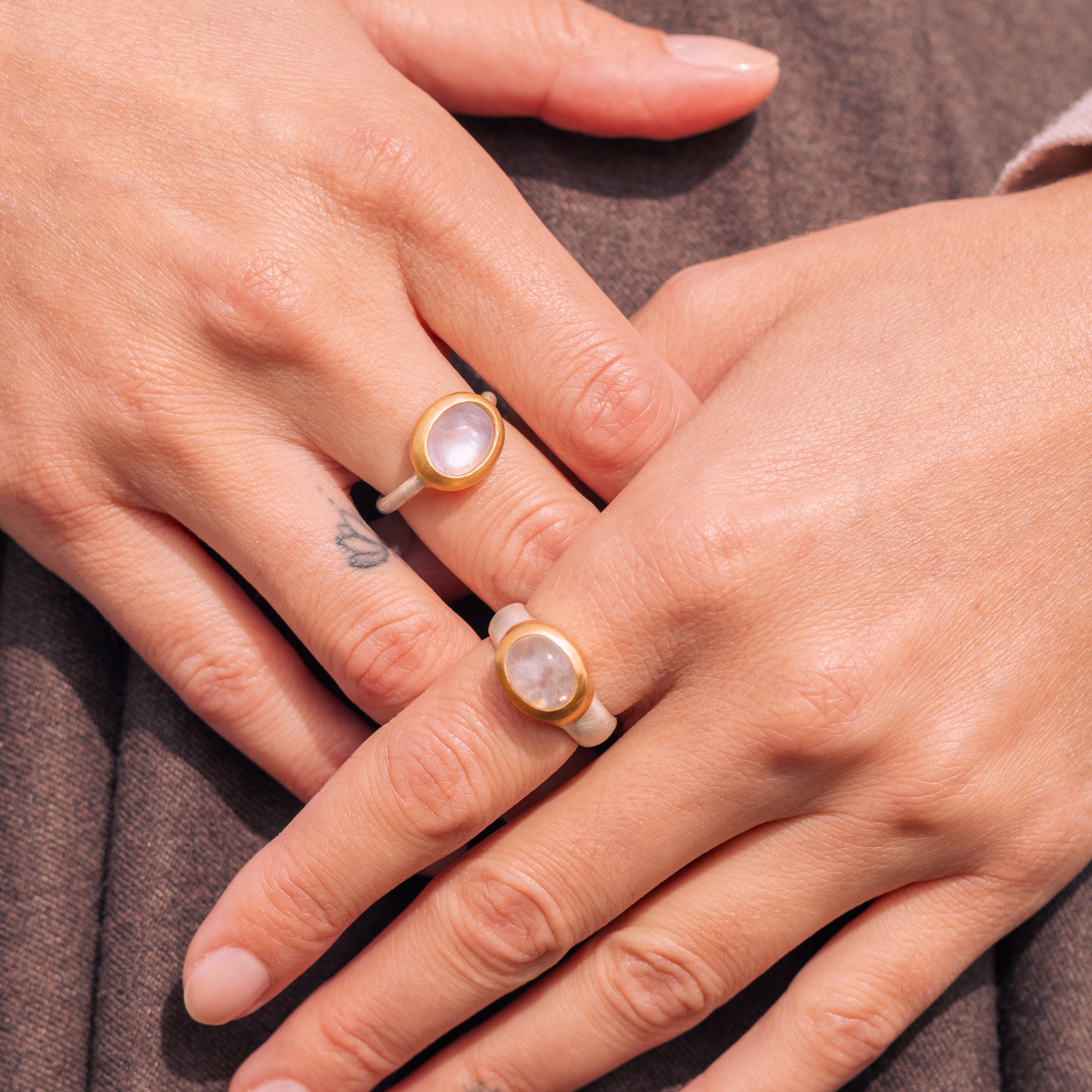 Mondstein Ring 10x8mm oval Cabouchon Sterling Silber & Gold Vermeil MonikaHerré