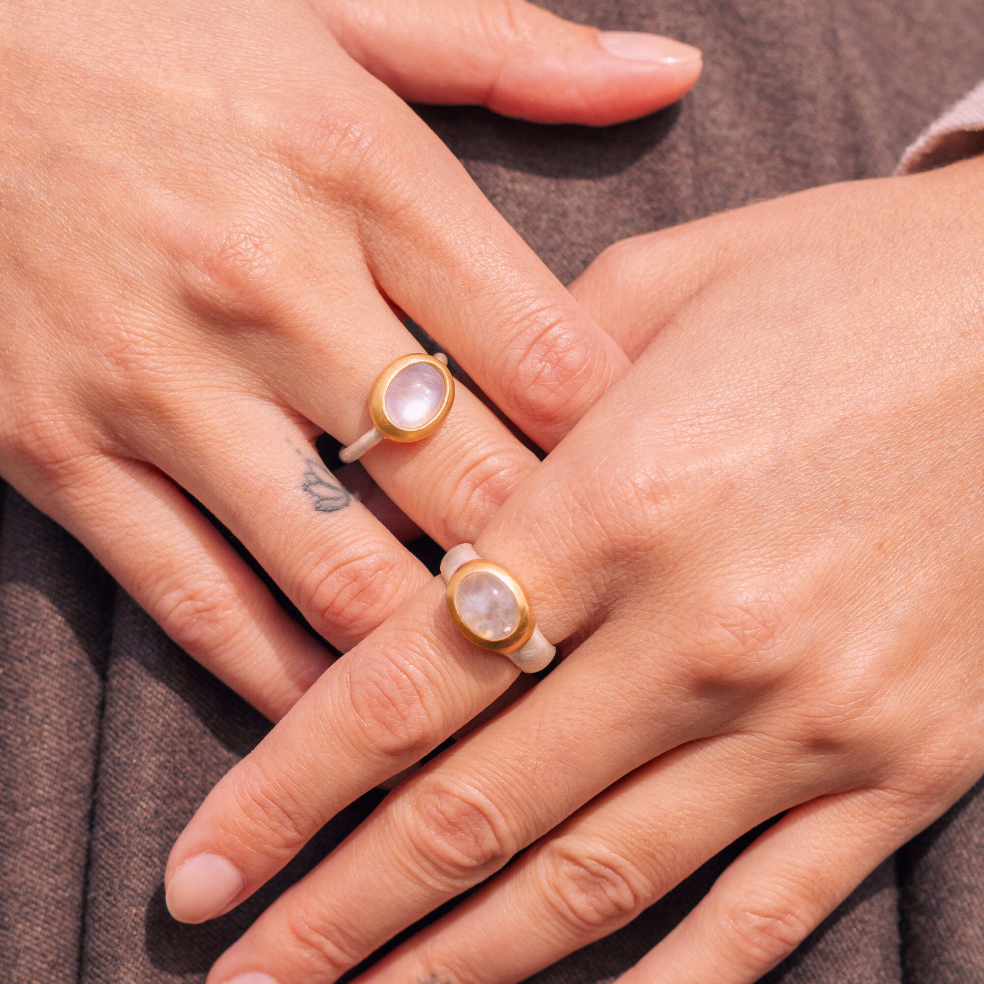 Mondstein Ring mit breiter Schiene 10x8mm oval Cabouchon Sterling Silber & Gold Vermeil MonikaHerré