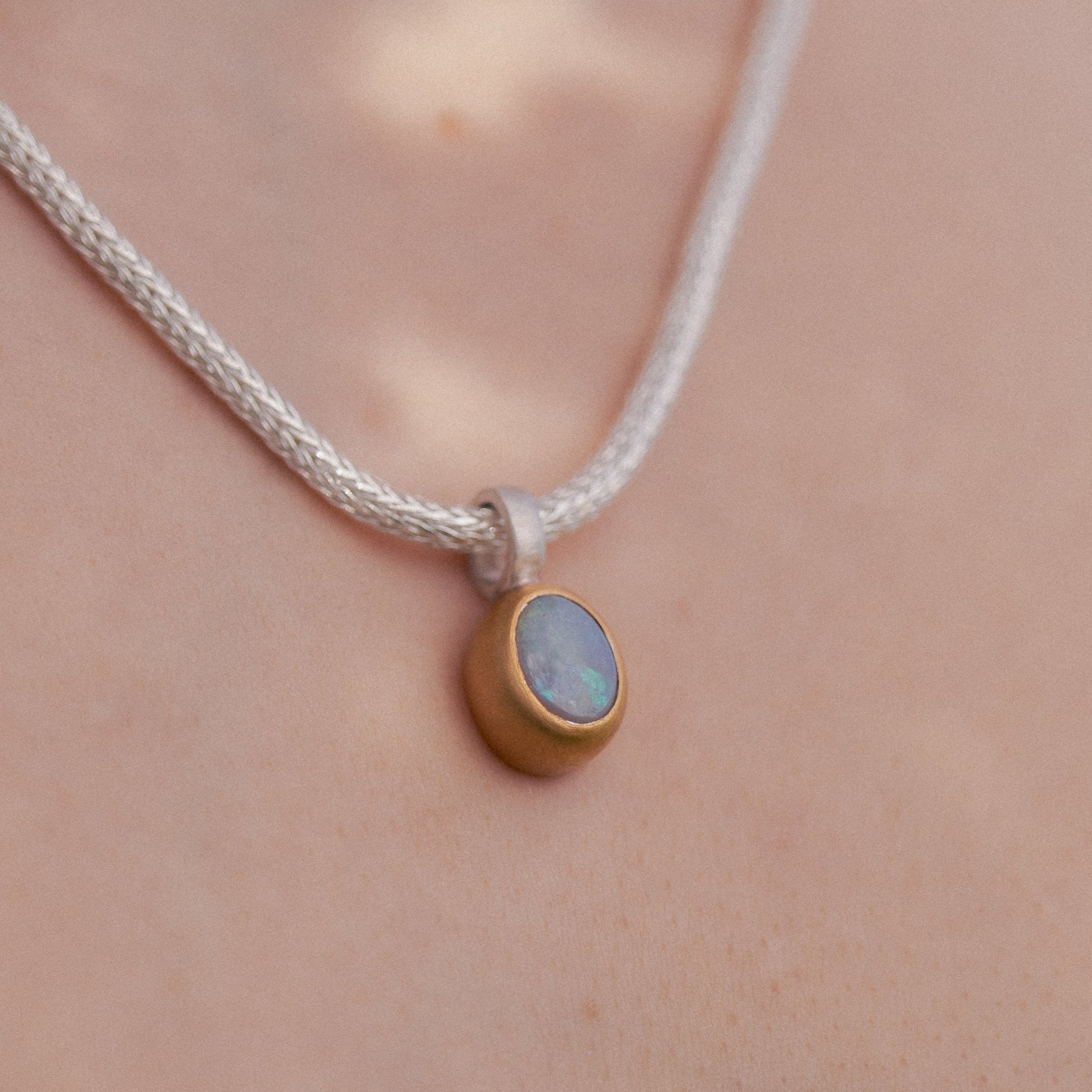 Opal Anhänger 9x7mm oval Caboshon Sterling Silber & Gold Vermeil MonikaHerré