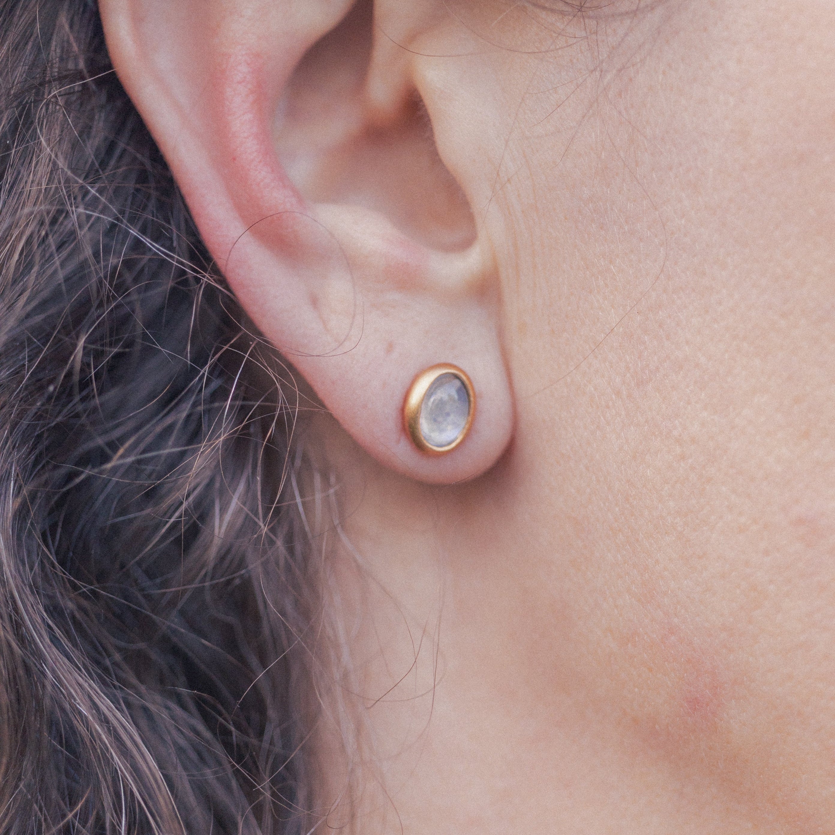 Mondstein Ohrstecker 6x4mm oval Cabouchon Sterling Silber & Gold Vermeil MonikaHerré