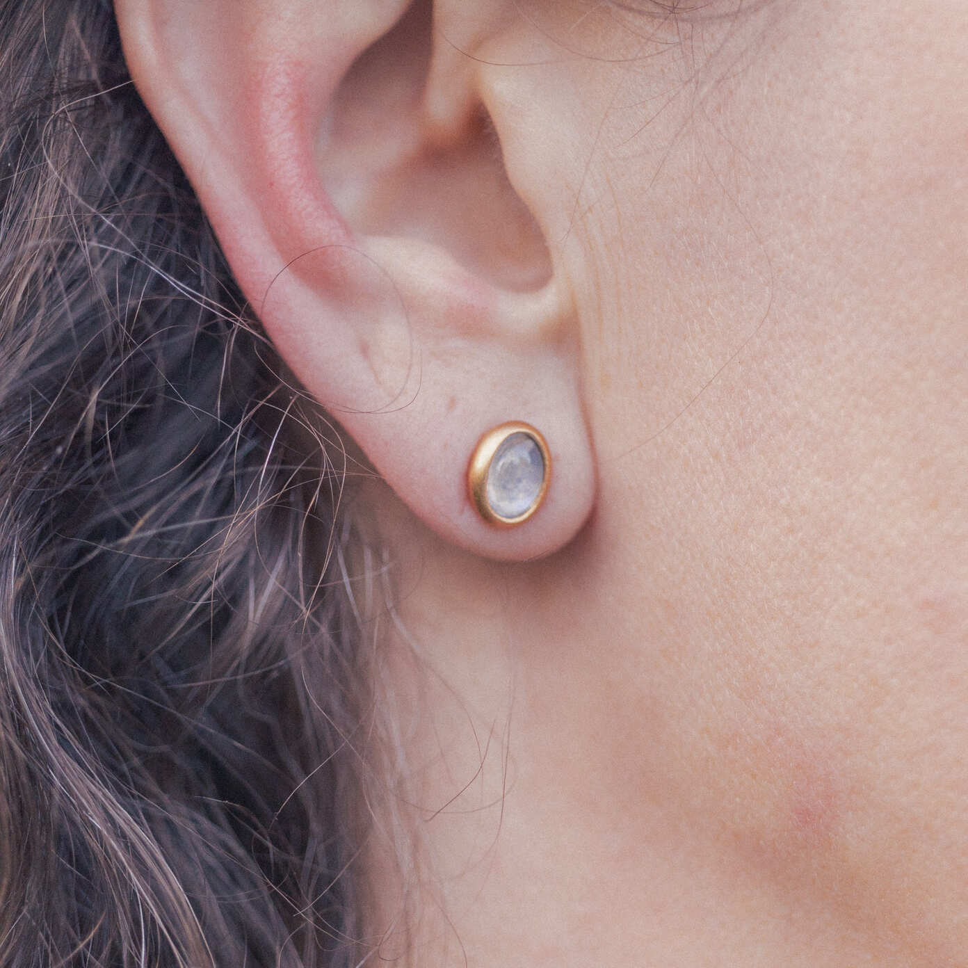 Mondstein Ohrstecker 6x4mm oval Cabouchon Sterling Silber & Gold Vermeil MonikaHerré