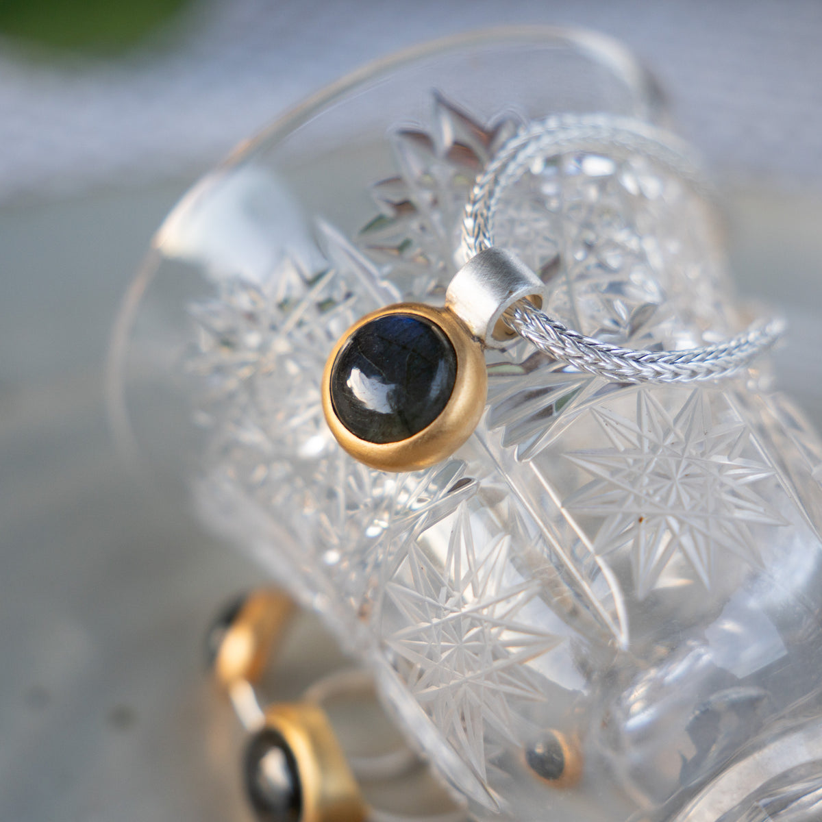 Dunkelblauer Labradorit Anhänger 12mm Rund Cabouchon Sterling Silber & Gold Vermeil