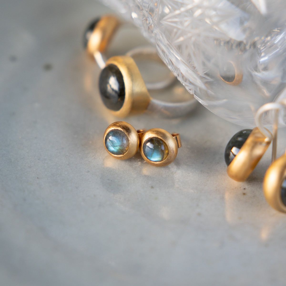 Dunkelblaue Labradorit Ohrstecker 6mm Rund Cabouchon Sterling Silber & Gold Vermeil