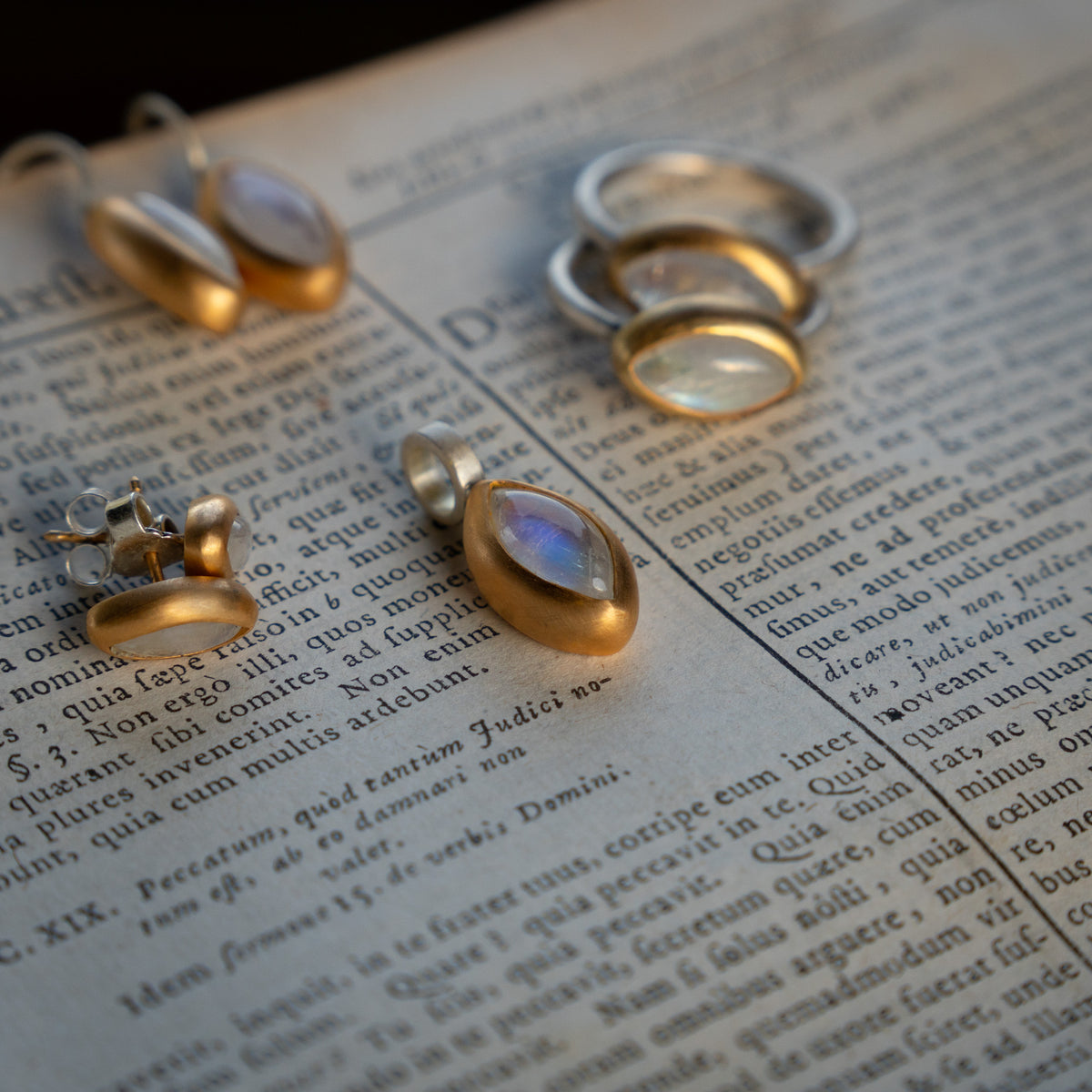 Mondstein Ring 14x7mm Navette Cabouchon Sterling Silber & Gold Vermeil