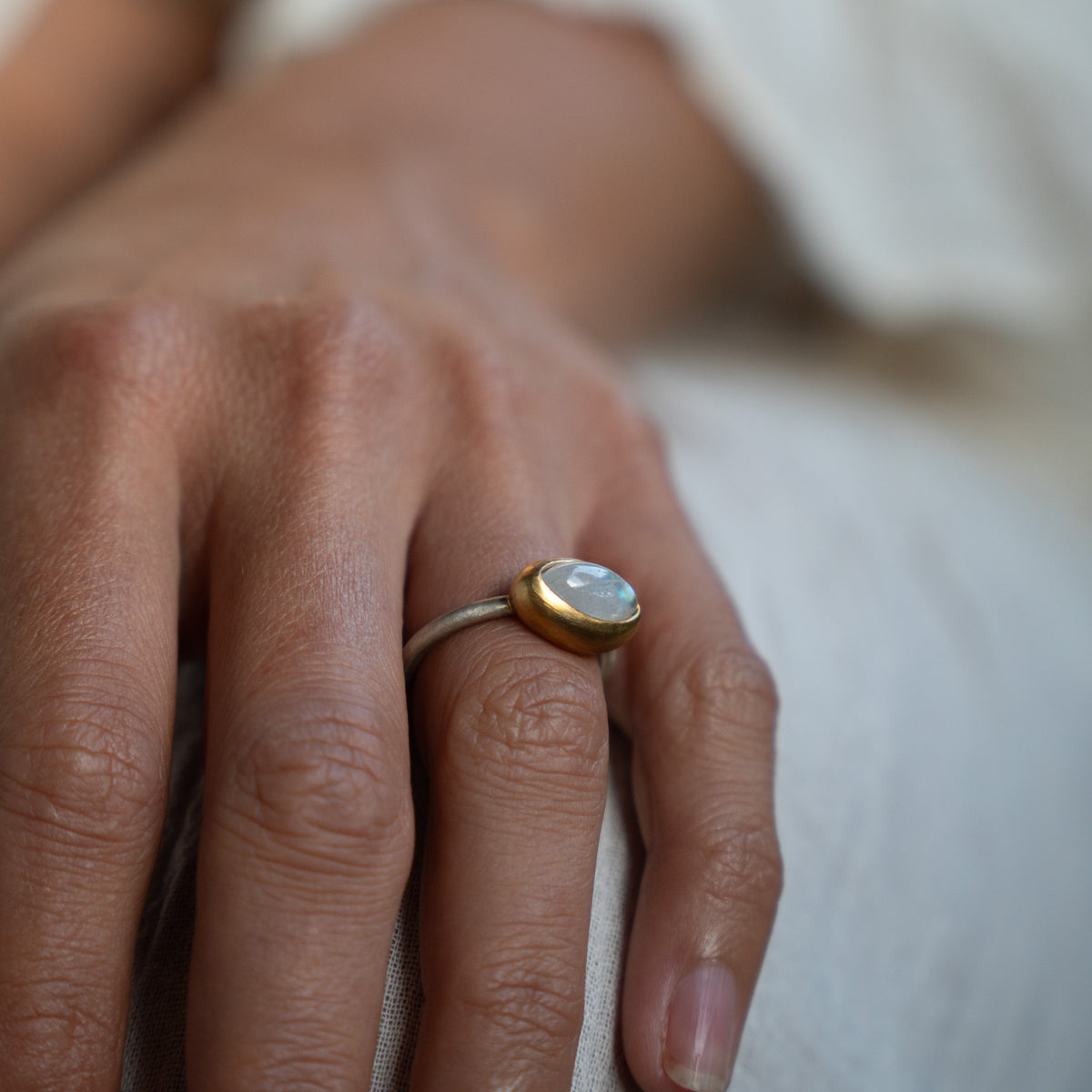 Mondstein Ring 14x7mm Navette Cabouchon Sterling Silber & Gold Vermeil