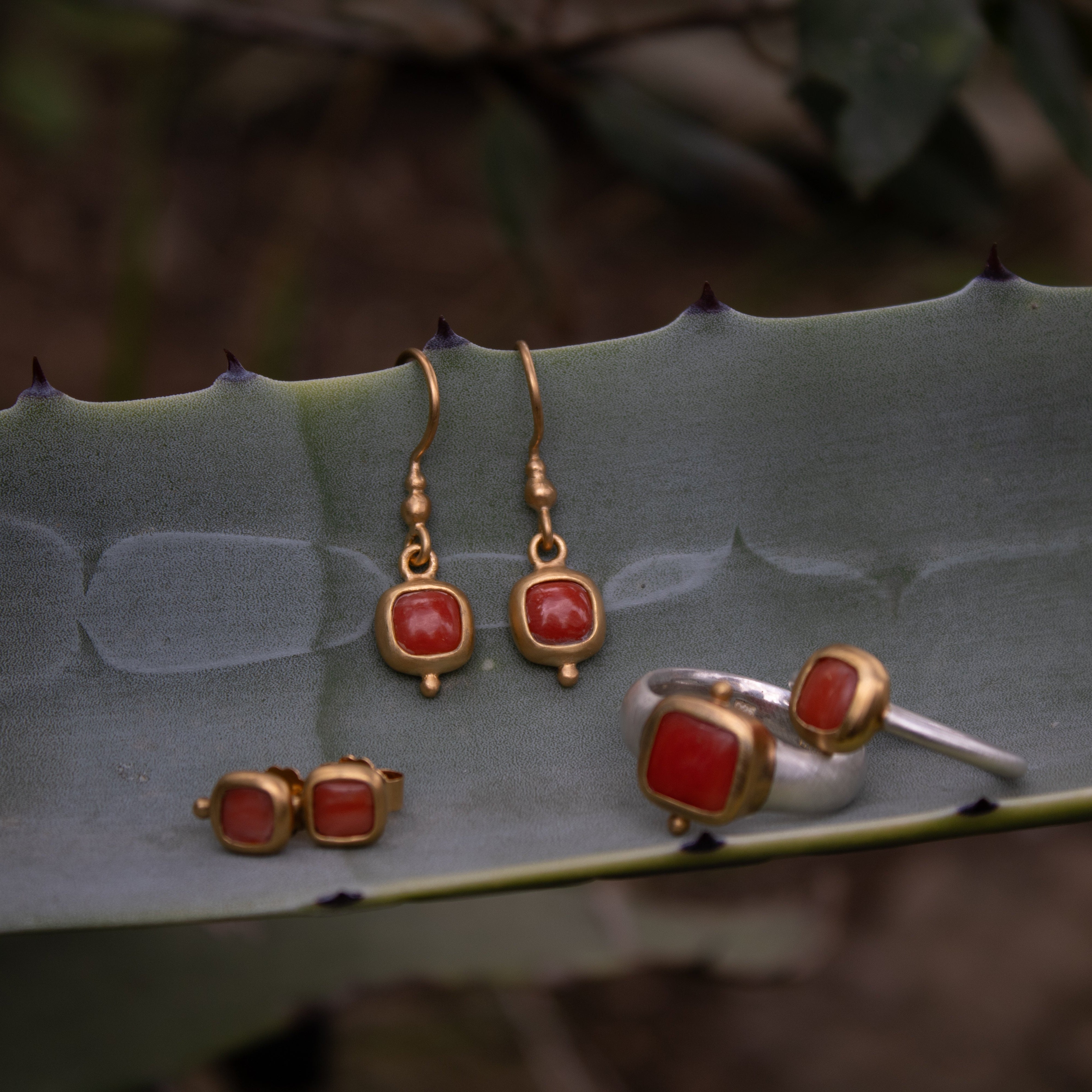 Koralle Ohrhänger 6x6mm Chushion Caboshon in Gold Vermeil MonikaHerré