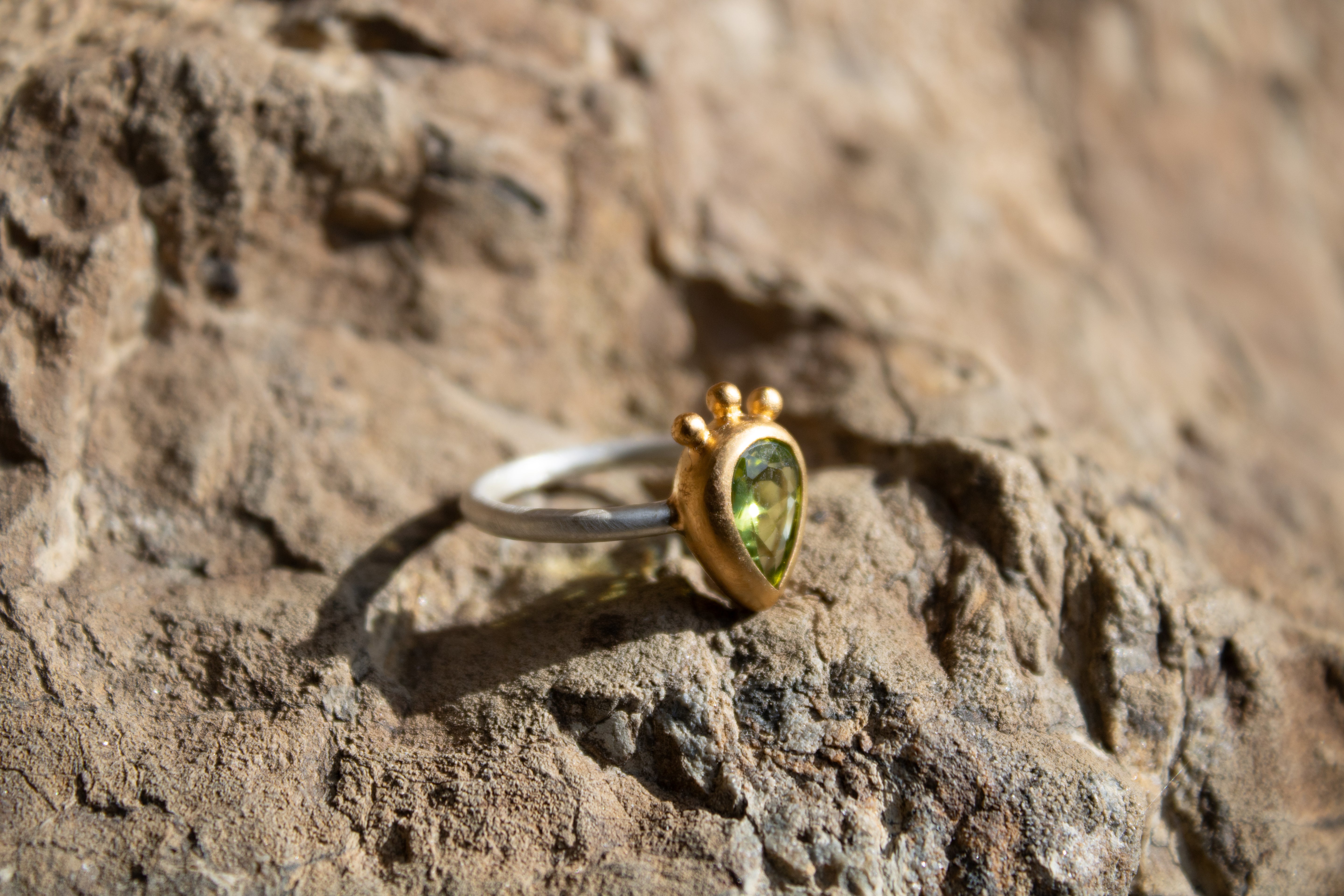 Peridot Ring Tropfenschliff facettiert Sterling Silber & Gold Vermeil MonikaHerré