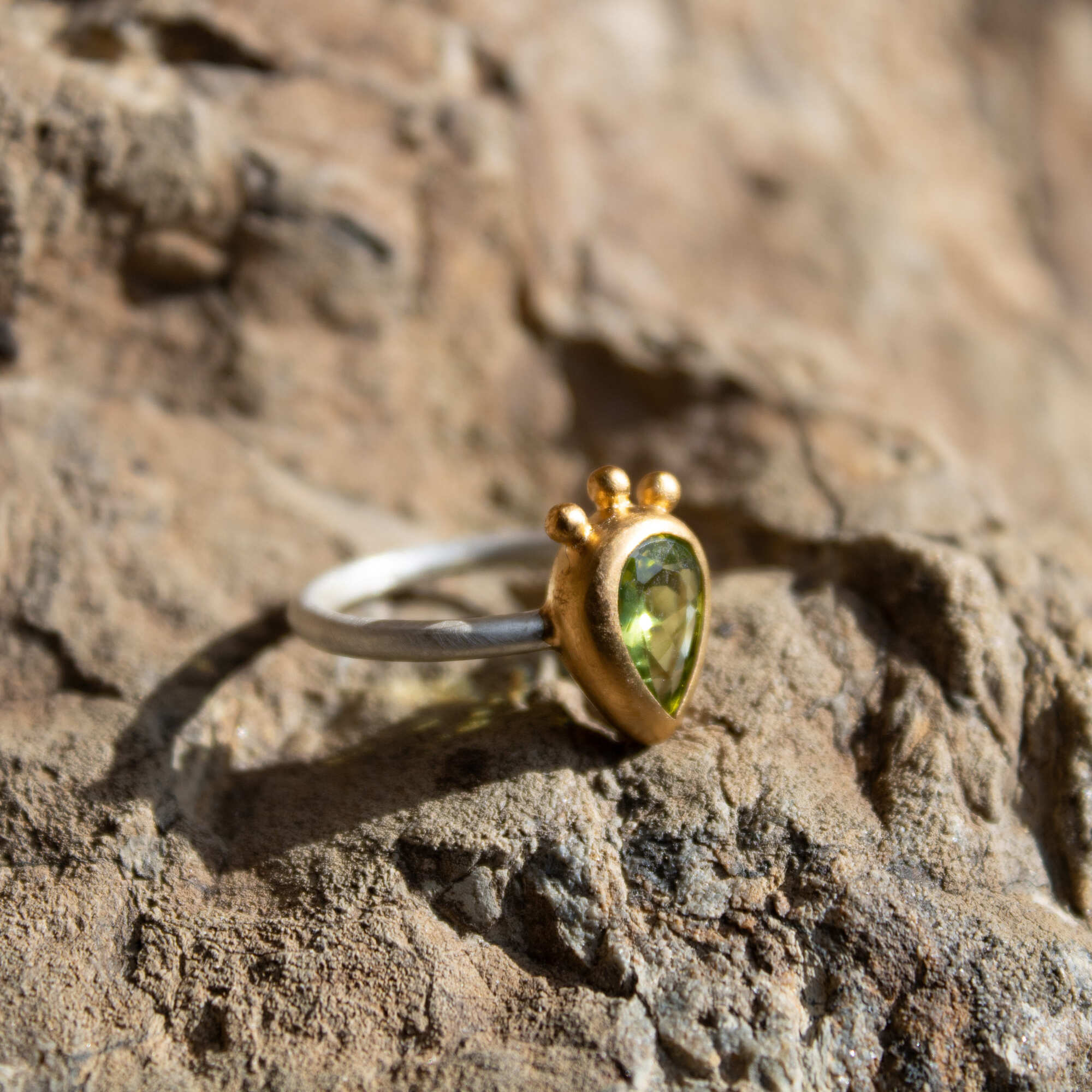 Peridot Ring Tropfenschliff facettiert Sterling Silber & Gold Vermeil MonikaHerré