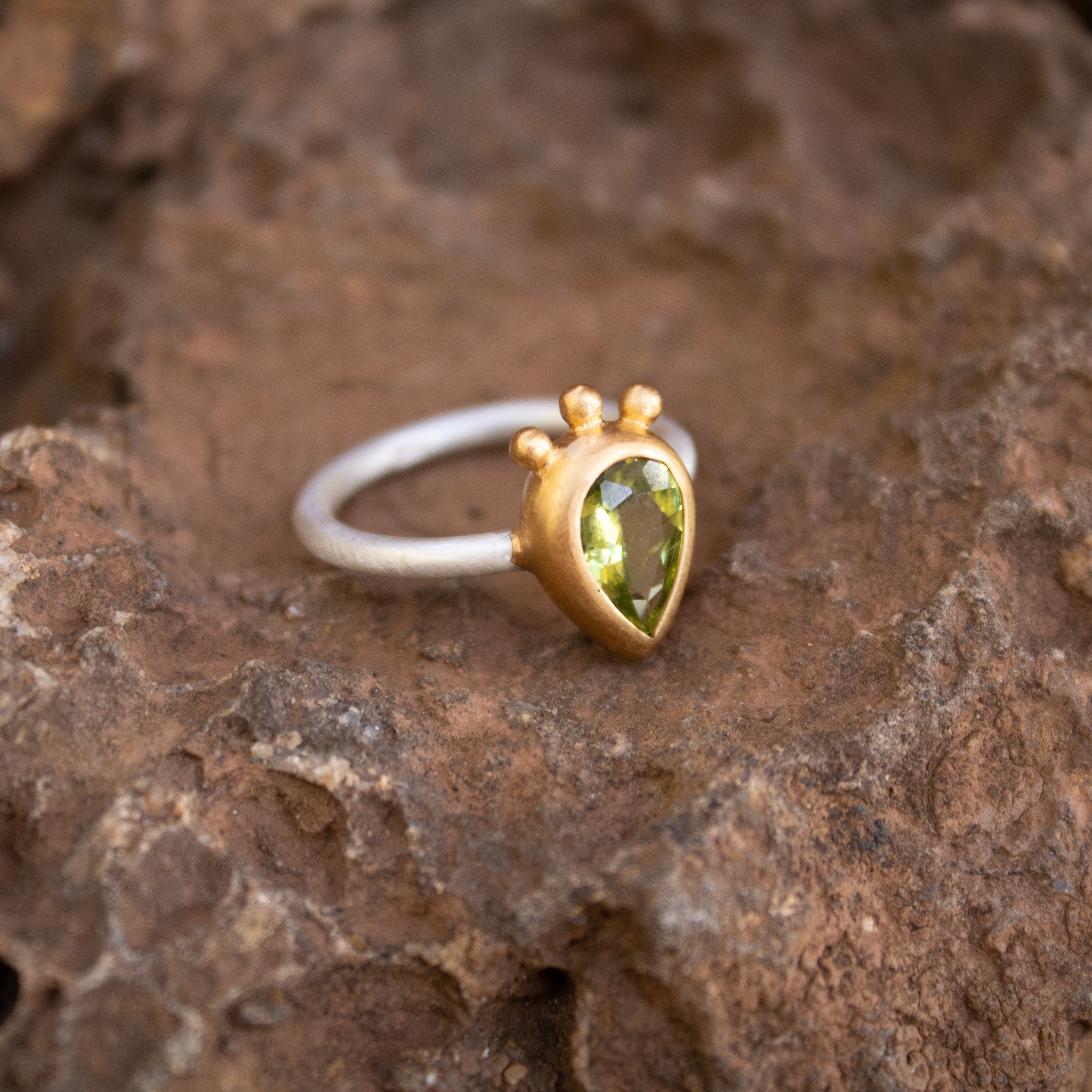 Peridot Ring Tropfenschliff facettiert Sterling Silber & Gold Vermeil MonikaHerré