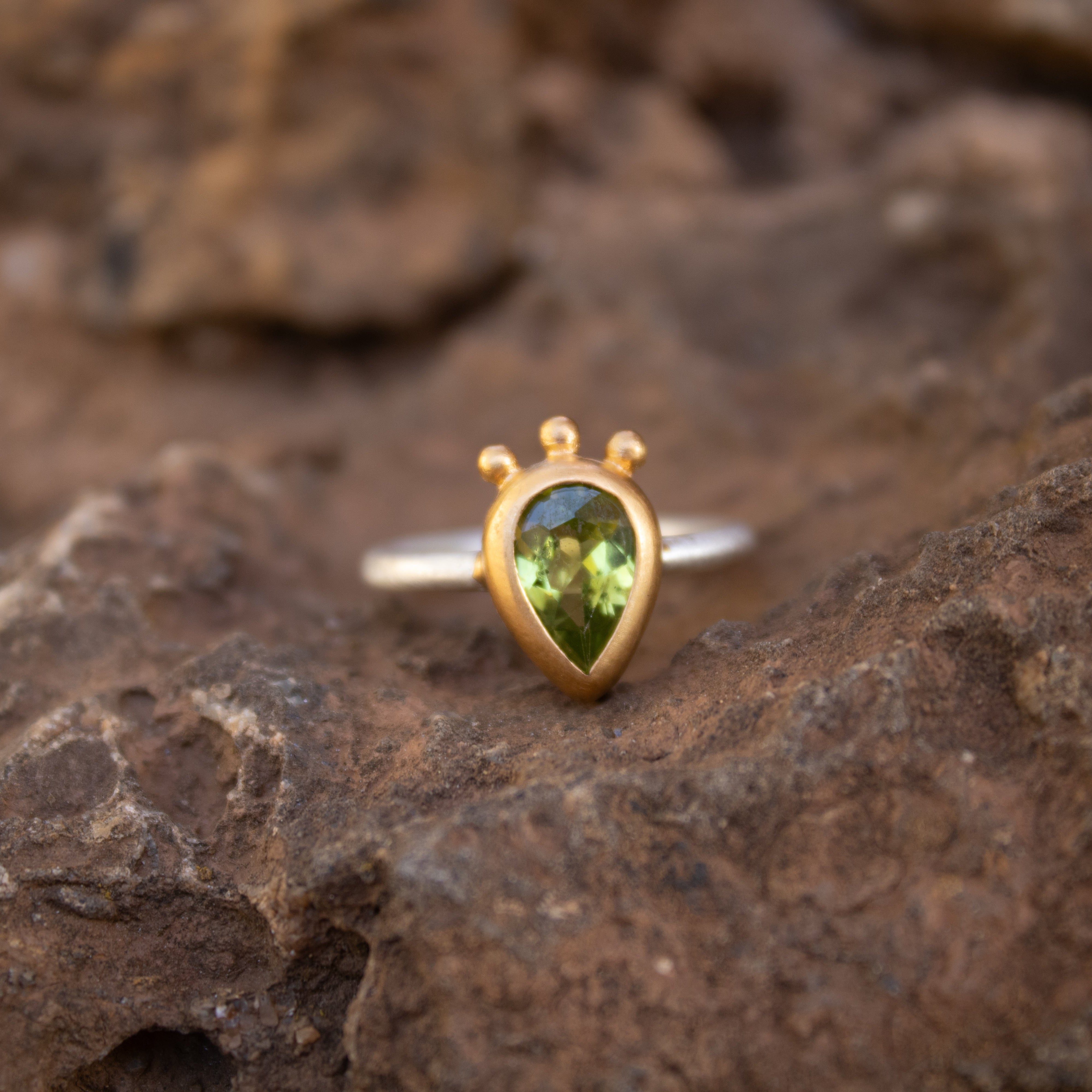 Peridot Ring Tropfenschliff facettiert Sterling Silber & Gold Vermeil MonikaHerré
