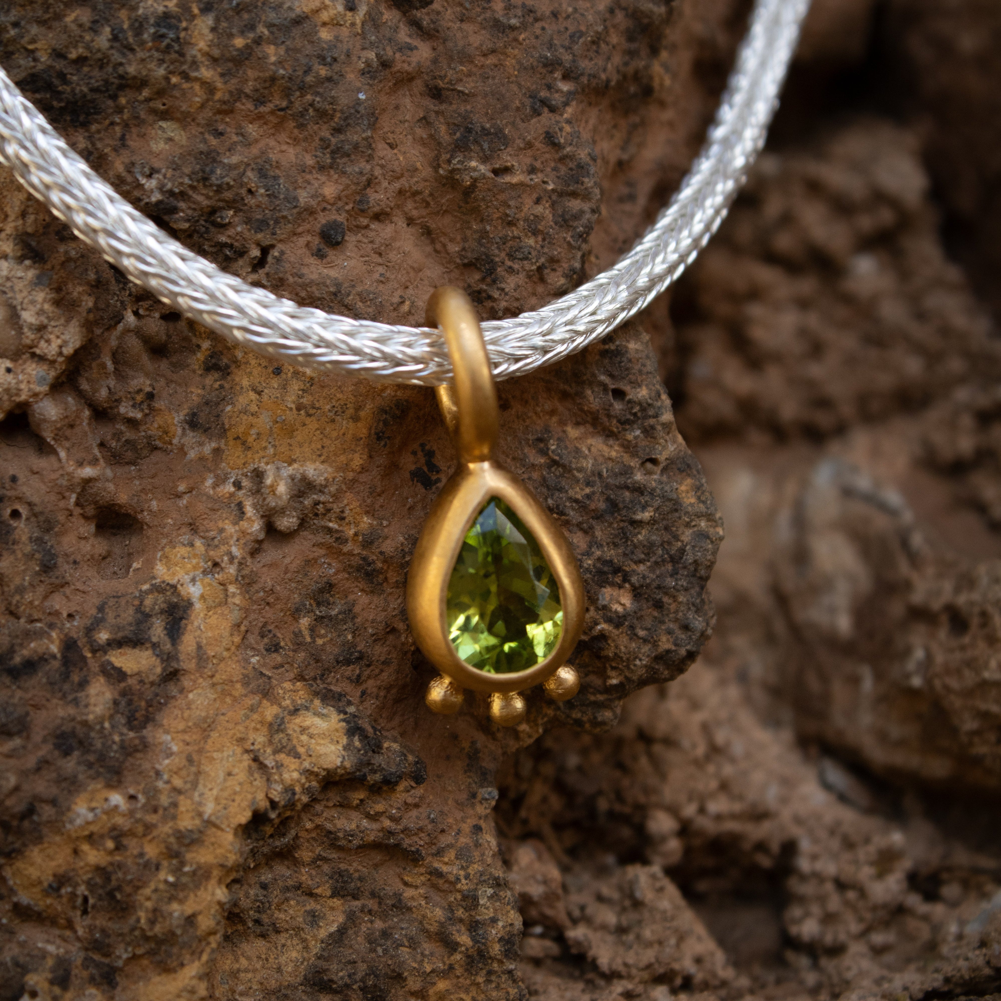 Peridot Anhänger Tropfenschliff facettiert Sterling Silber & Gold Vermeil MonikaHerré