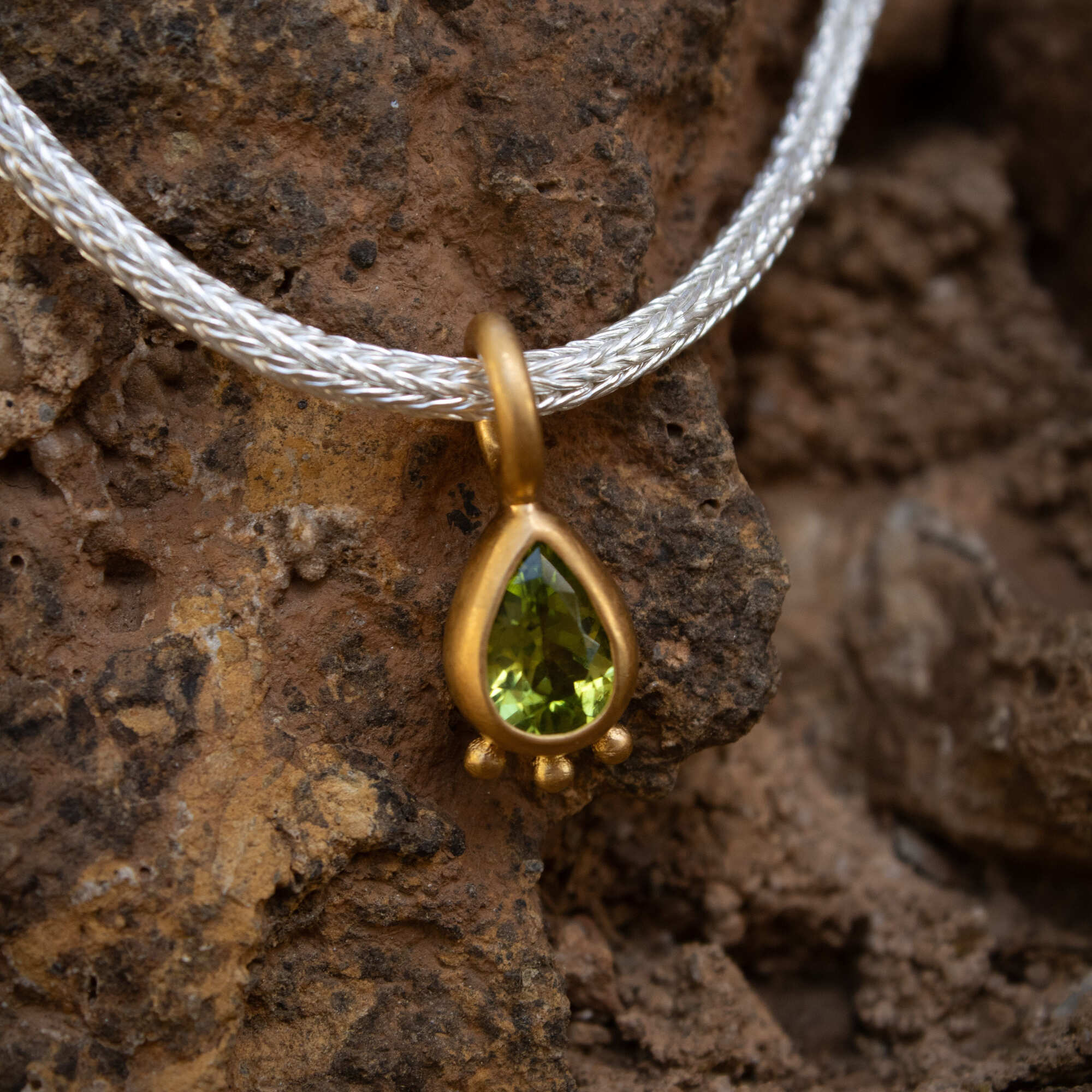 Peridot Anhänger Tropfenschliff facettiert Sterling Silber & Gold Vermeil MonikaHerré