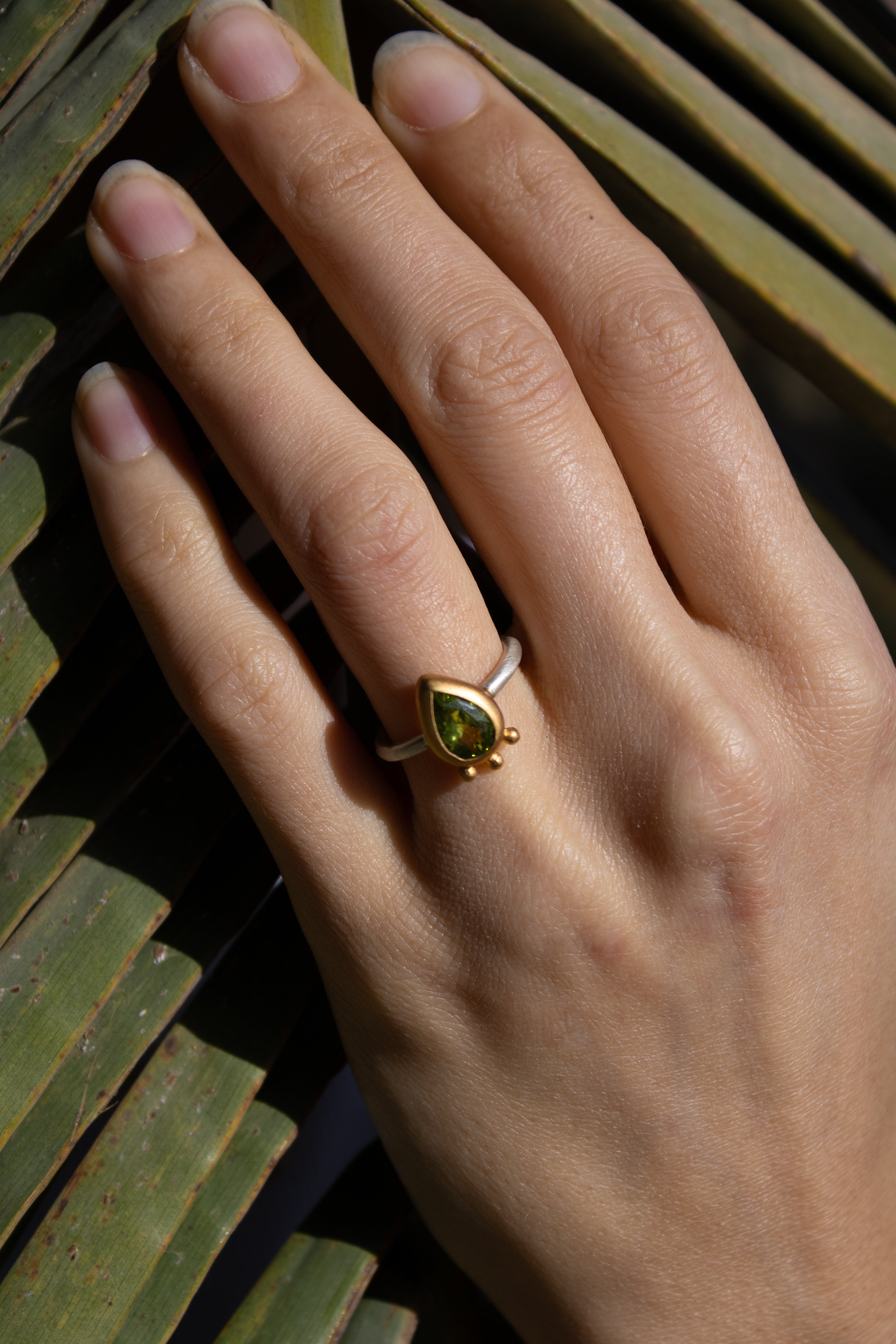 Peridot Ring Tropfenschliff facettiert Sterling Silber & Gold Vermeil MonikaHerré