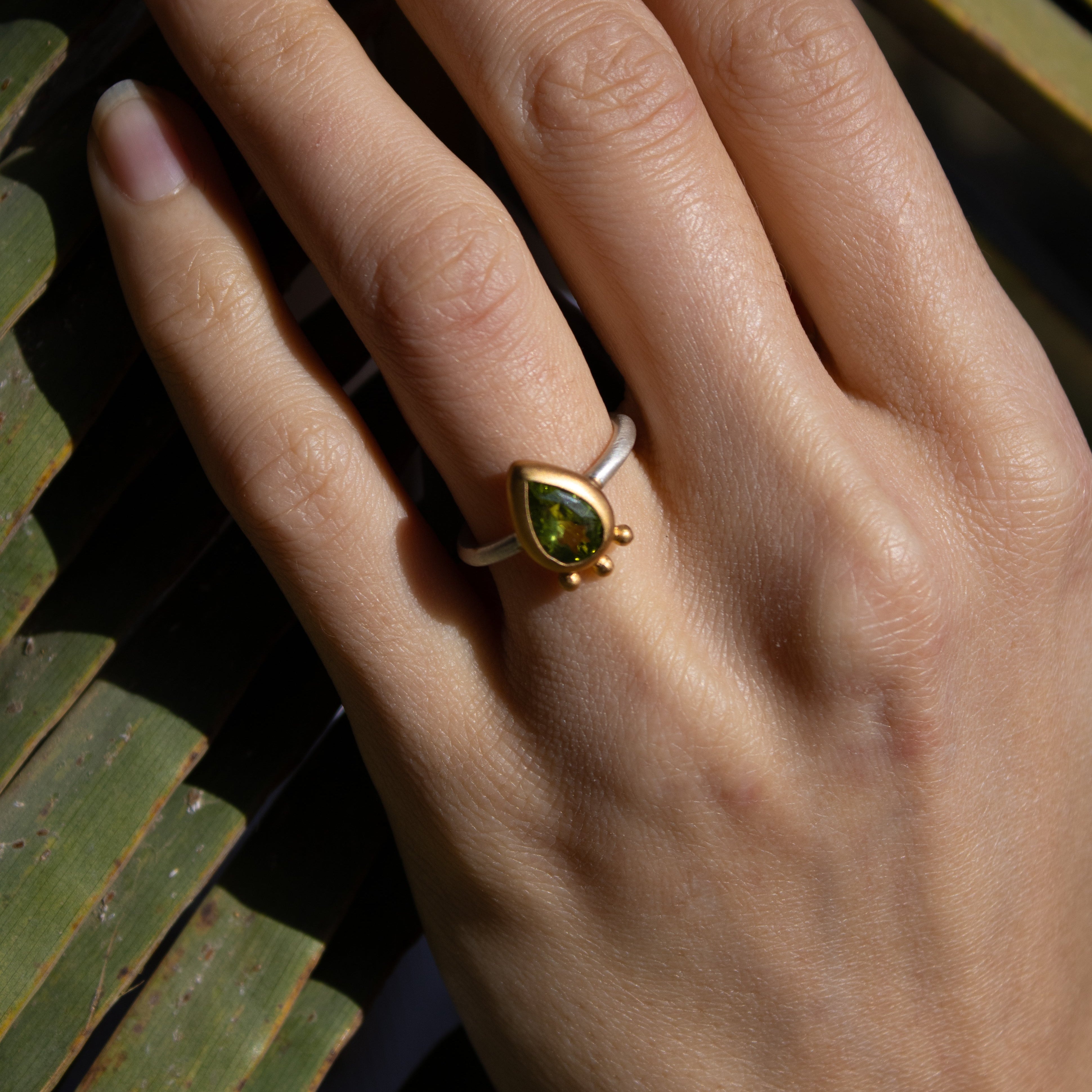 Peridot Ring Tropfenschliff facettiert Sterling Silber & Gold Vermeil MonikaHerré