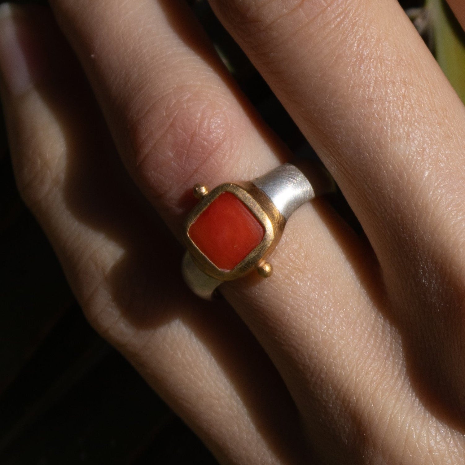 Korallen Ring 8x8mm Chushion Caboshon Sterling Silber & Gold Vermeil MonikaHerré