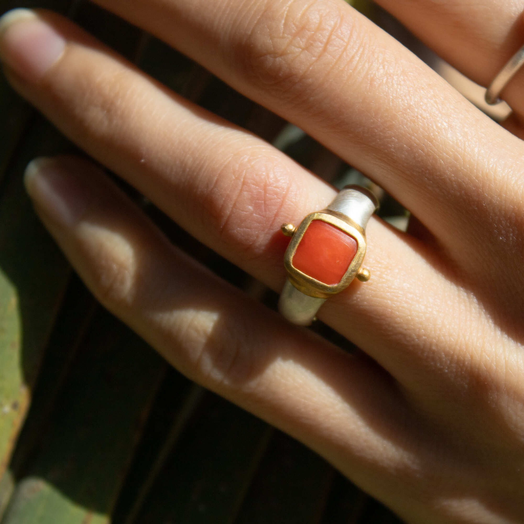 Korallen Ring 8x8mm Chushion Caboshon Sterling Silber & Gold Vermeil MonikaHerré