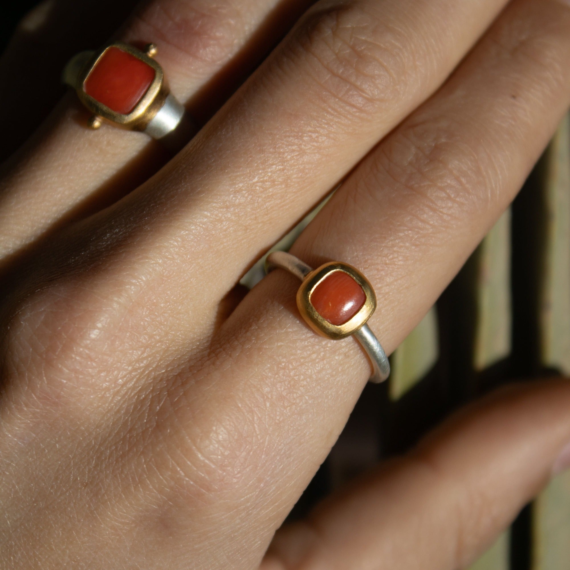 Koralle Ring 4x4mm Chushion Caboshon Sterling Silber & Gold Vermeil MonikaHerré