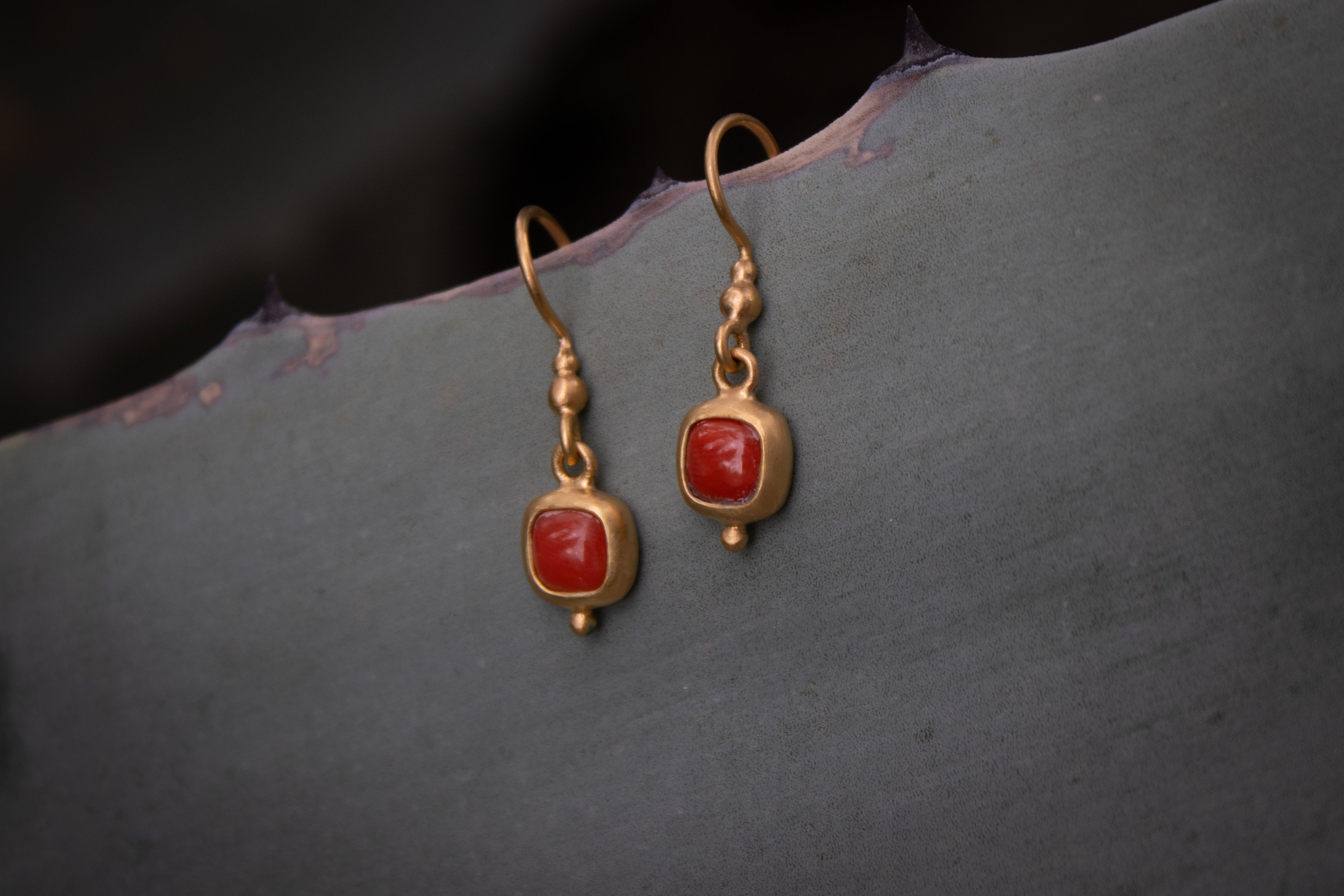Koralle Ohrhänger 6x6mm Chushion Caboshon in Gold Vermeil MonikaHerré