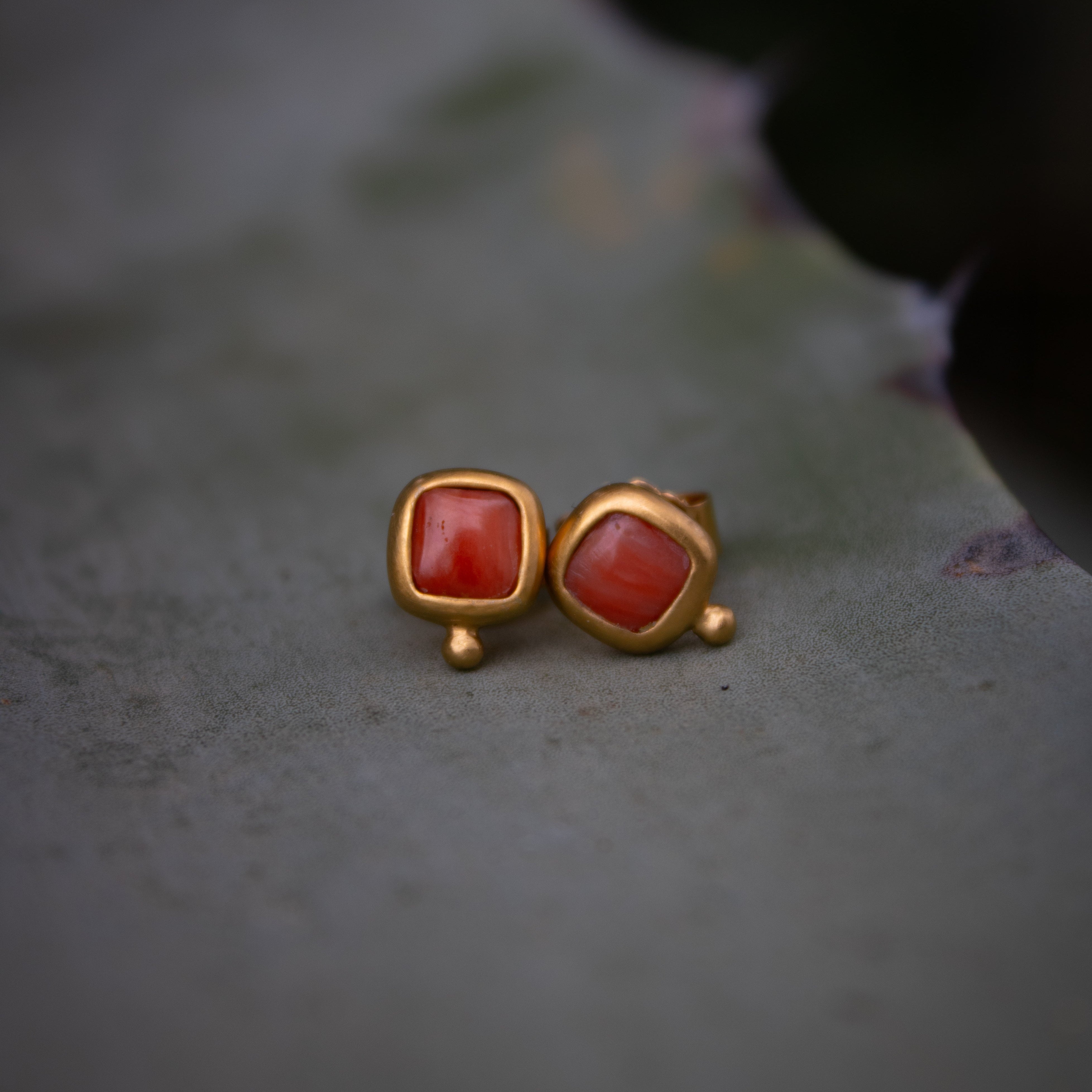Koralle Ohrstecker 4x4mm Chushion Caboshon in Gold Vermeil MonikaHerré