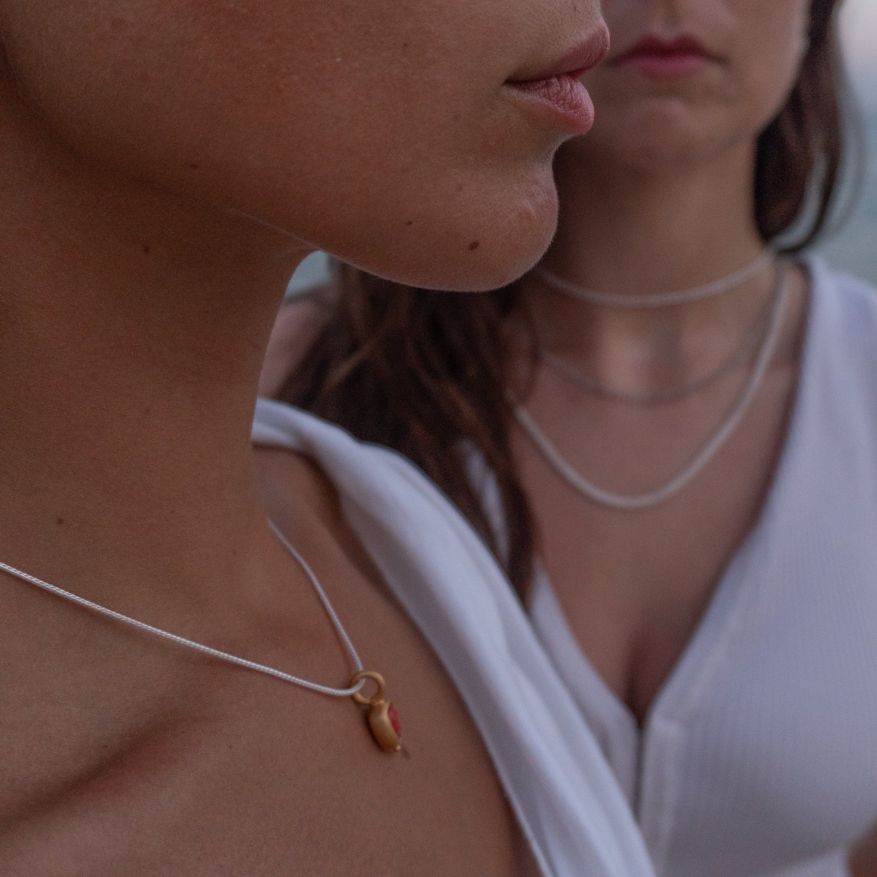 Koralle Anhänger 8x8mm Chushion Caboshon in Gold Vermeil MonikaHerré