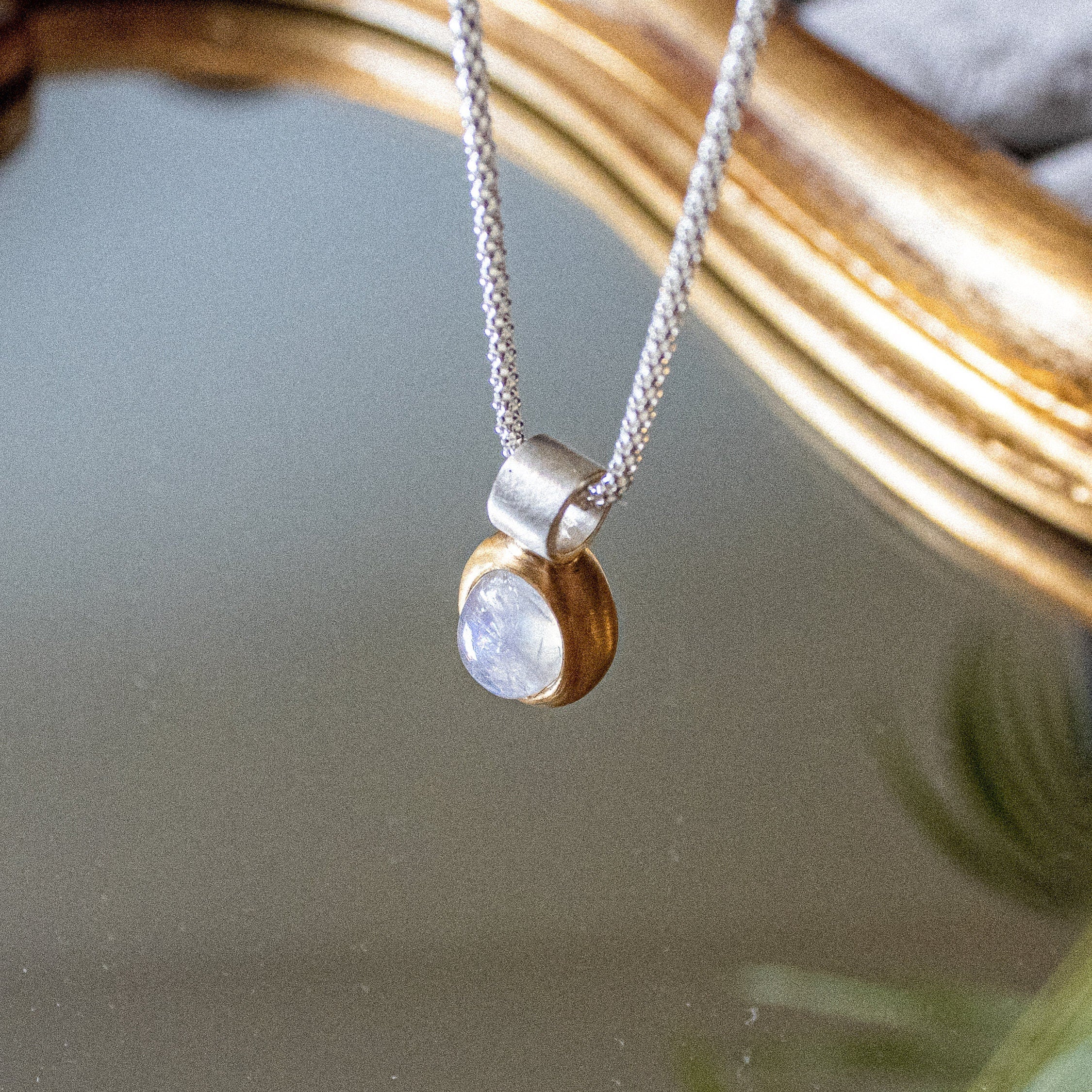 Mondstein Anhänger 6x4mm oval Cabouchon Sterling Silber & Gold Vermeil MonikaHerré