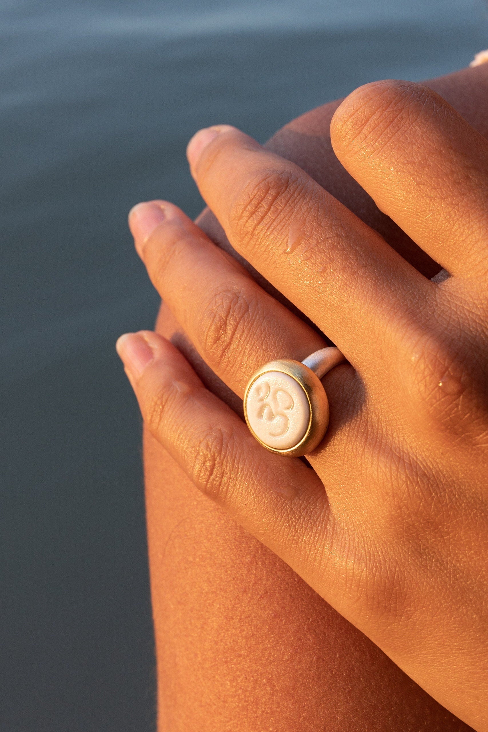 Ohm Ring Porzellan 15x15mm Sterling Silber & Gold Vermeil handgefertigt Monika Herré