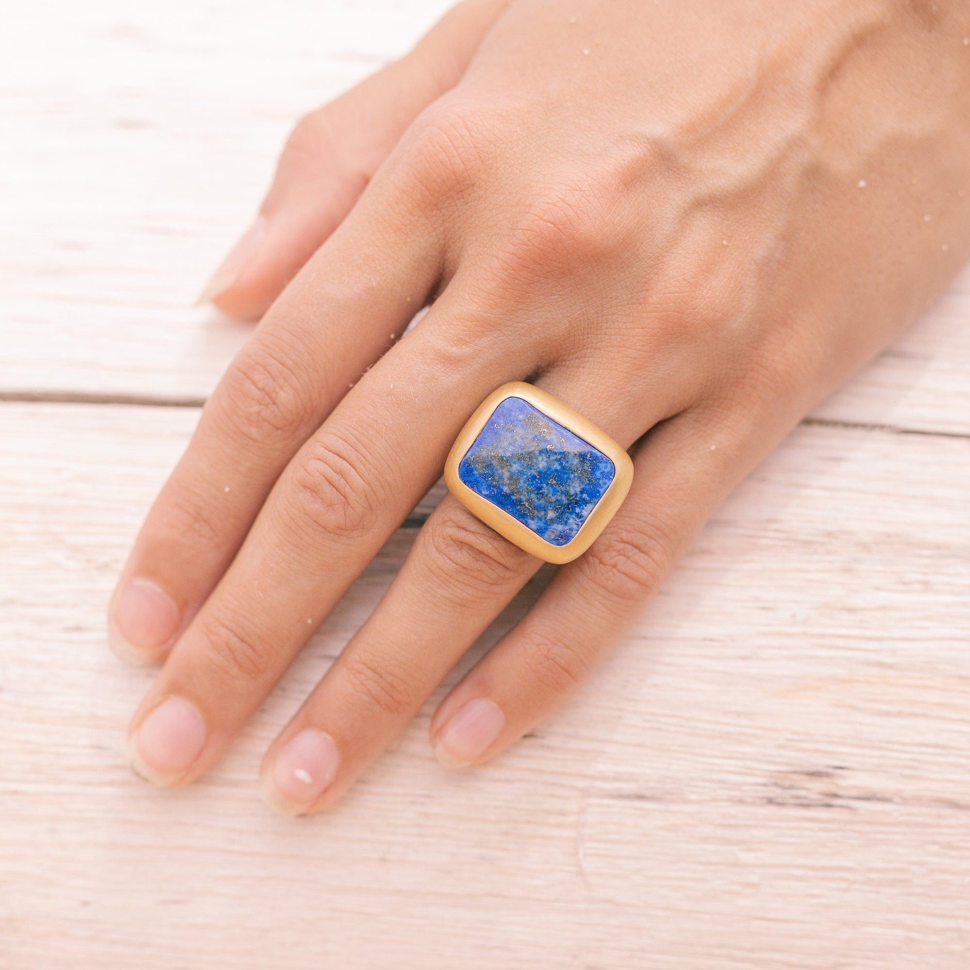 Big Lapislazuli Ring, handmade Lapis Lazuli ring, vergoldeter Ring mit Lapis Stein, Sterling Silver rings, goddess jewelry