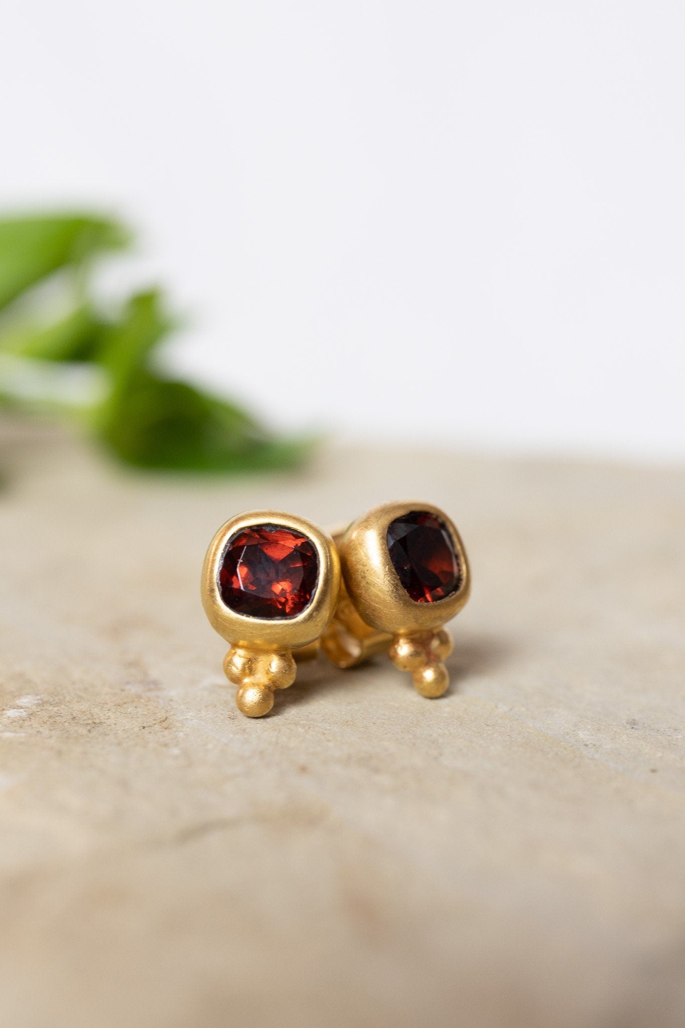 Granat Ohrstecker 5x5mm Cushion facettiert Gold Vermeil Monika Herré