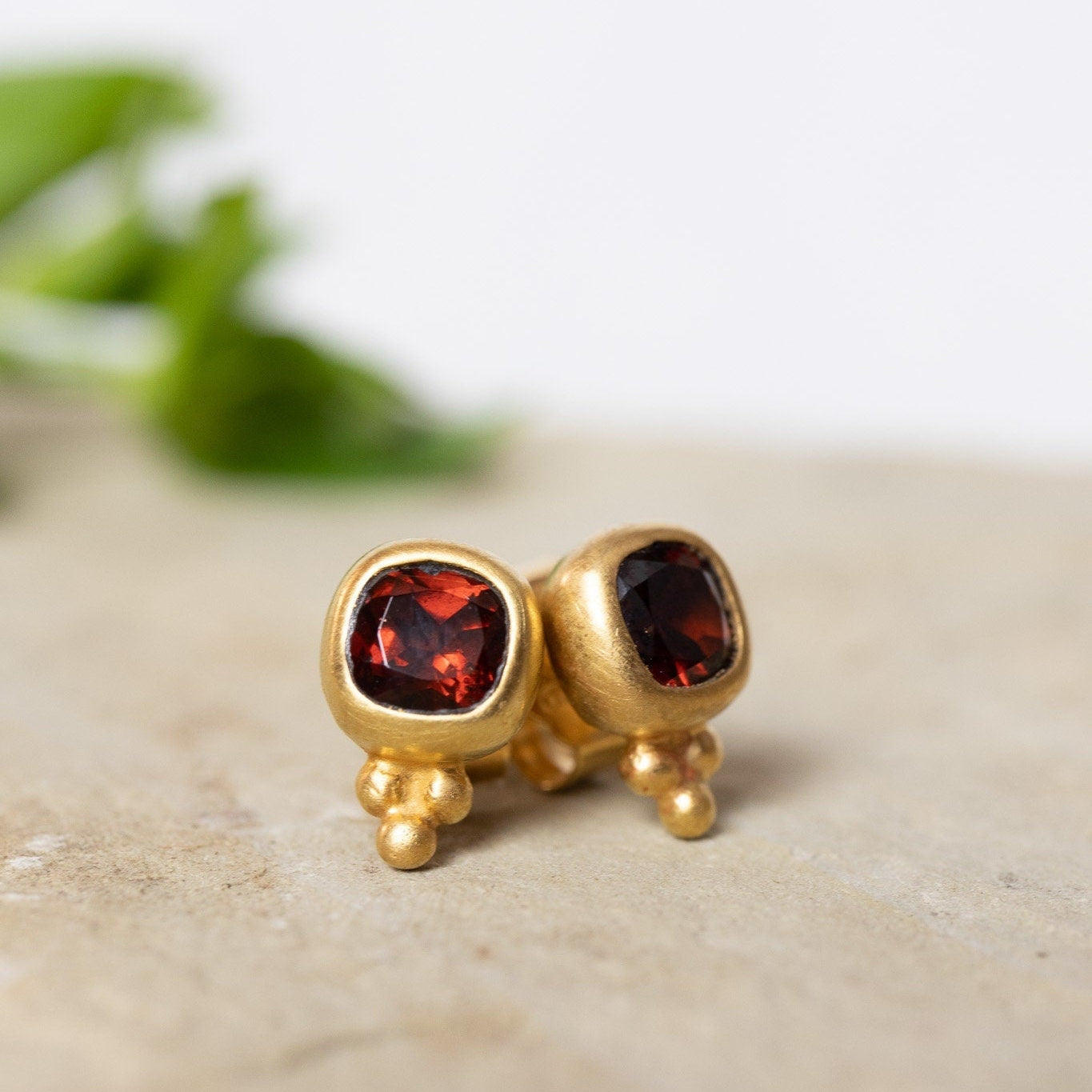 Granat Ohrstecker 5x5mm Cushion facettiert Gold Vermeil Monika Herré