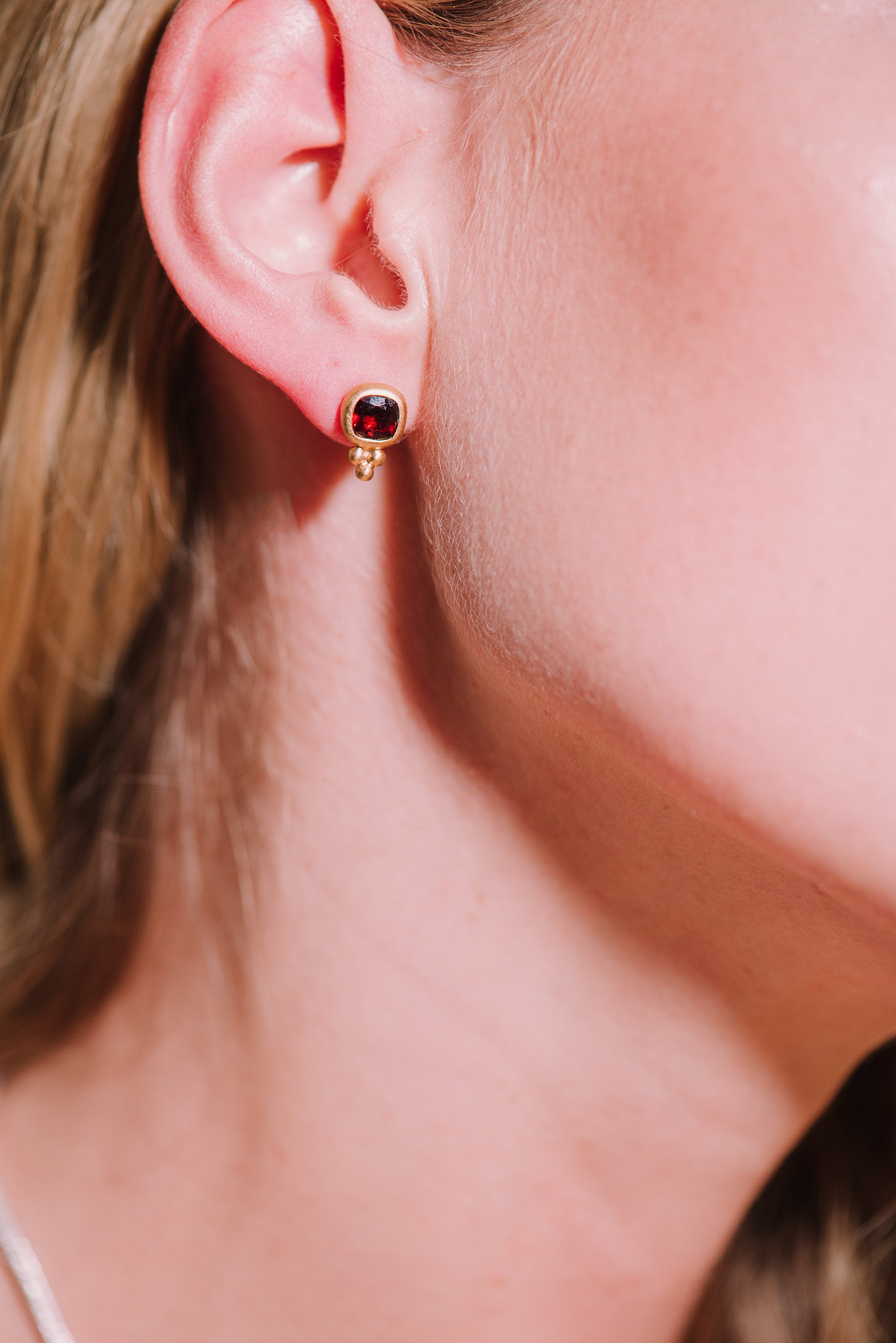 Granat Ohrstecker 5x5mm Cushion facettiert Gold Vermeil Monika Herré