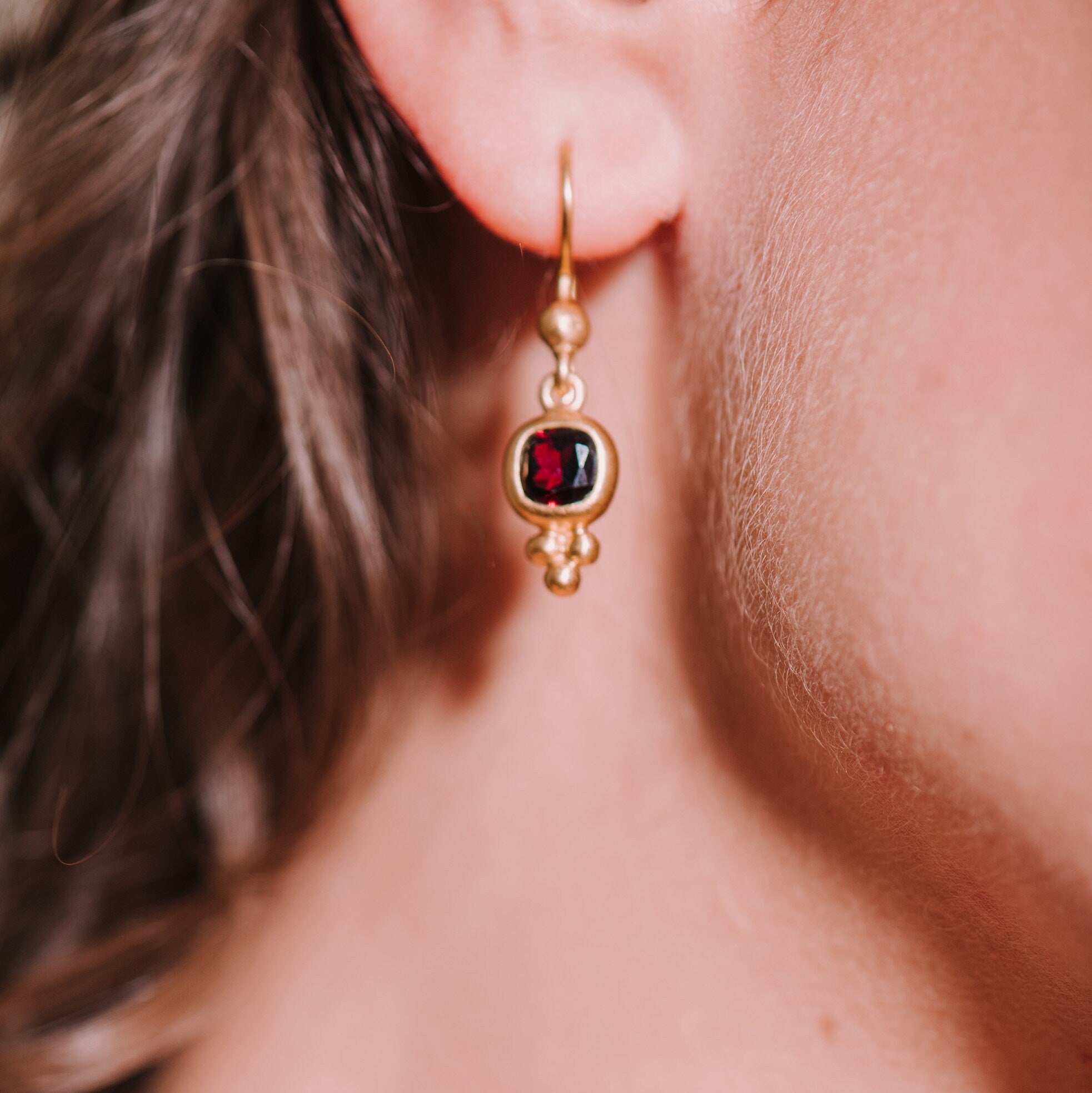Granat Ohrhänger 6x6mm Cushion facettiert Gold Vermeil Monika Herré