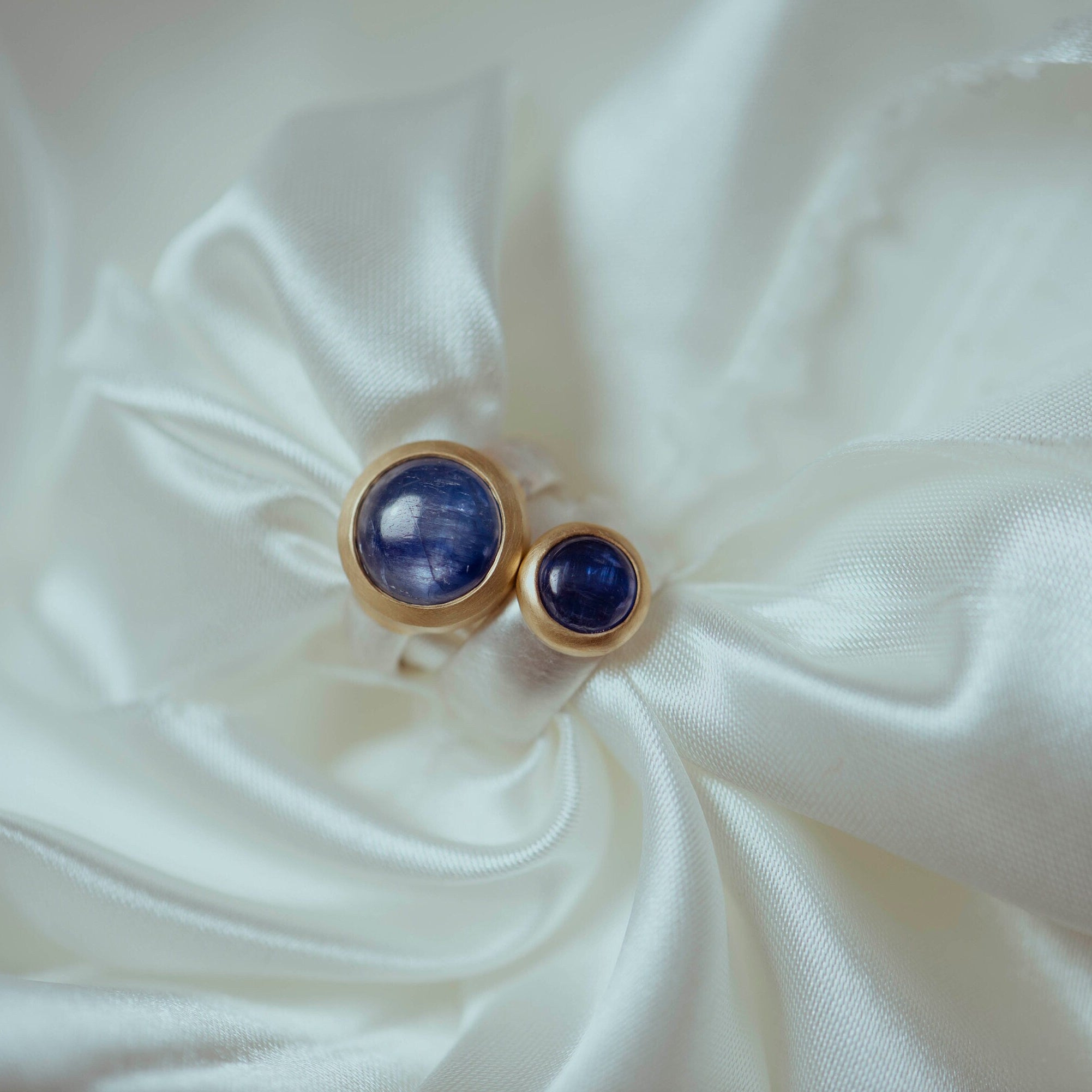 Kyanit Ring 10x10mm rund Caboshon Sterling Silber & Gold Vermeil MonikaHerré