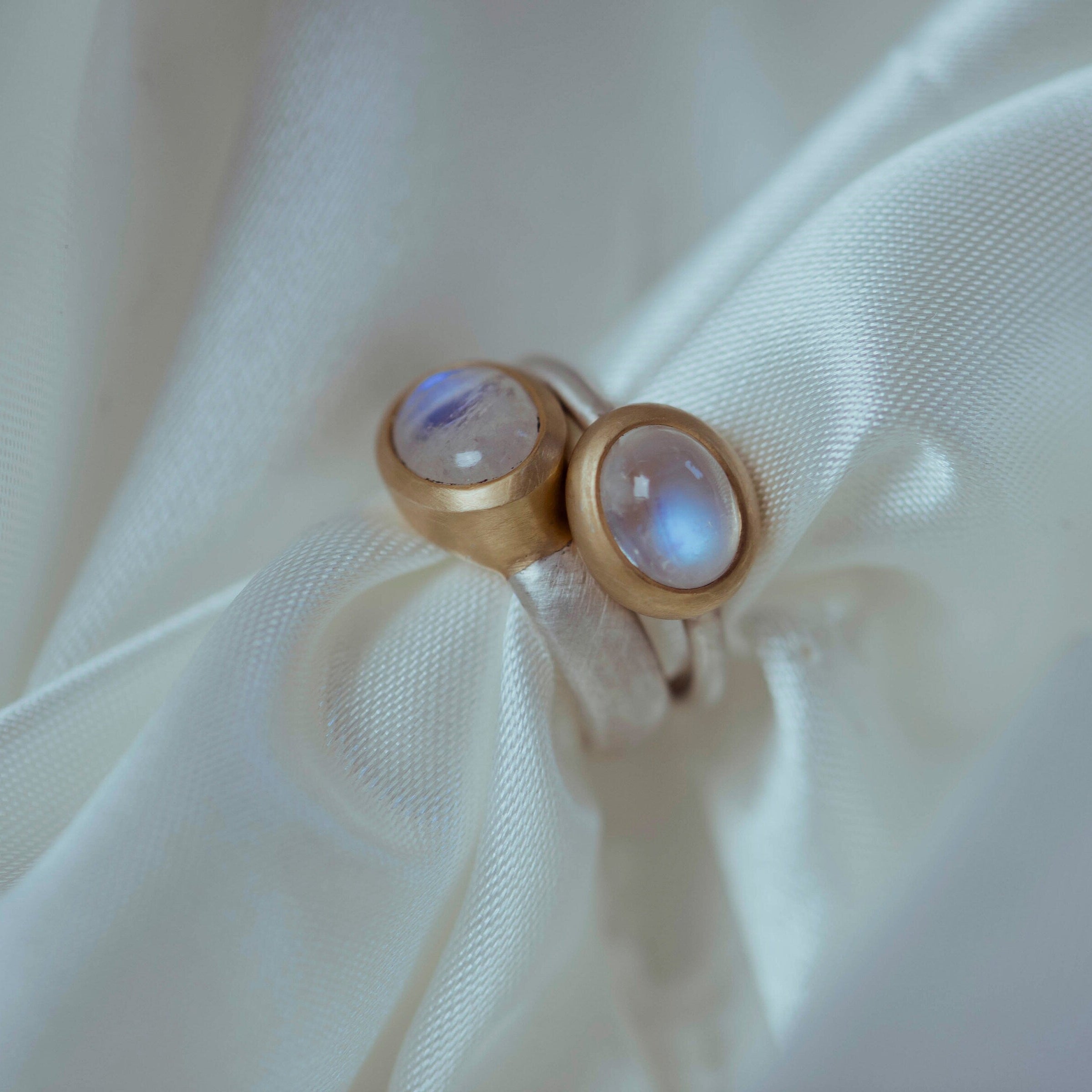small Moonstone Solitaire -ring, handmade high quality artisanal -rings, mixed metals -jewelry, Geschenk für sie, Silver, ...jewelry