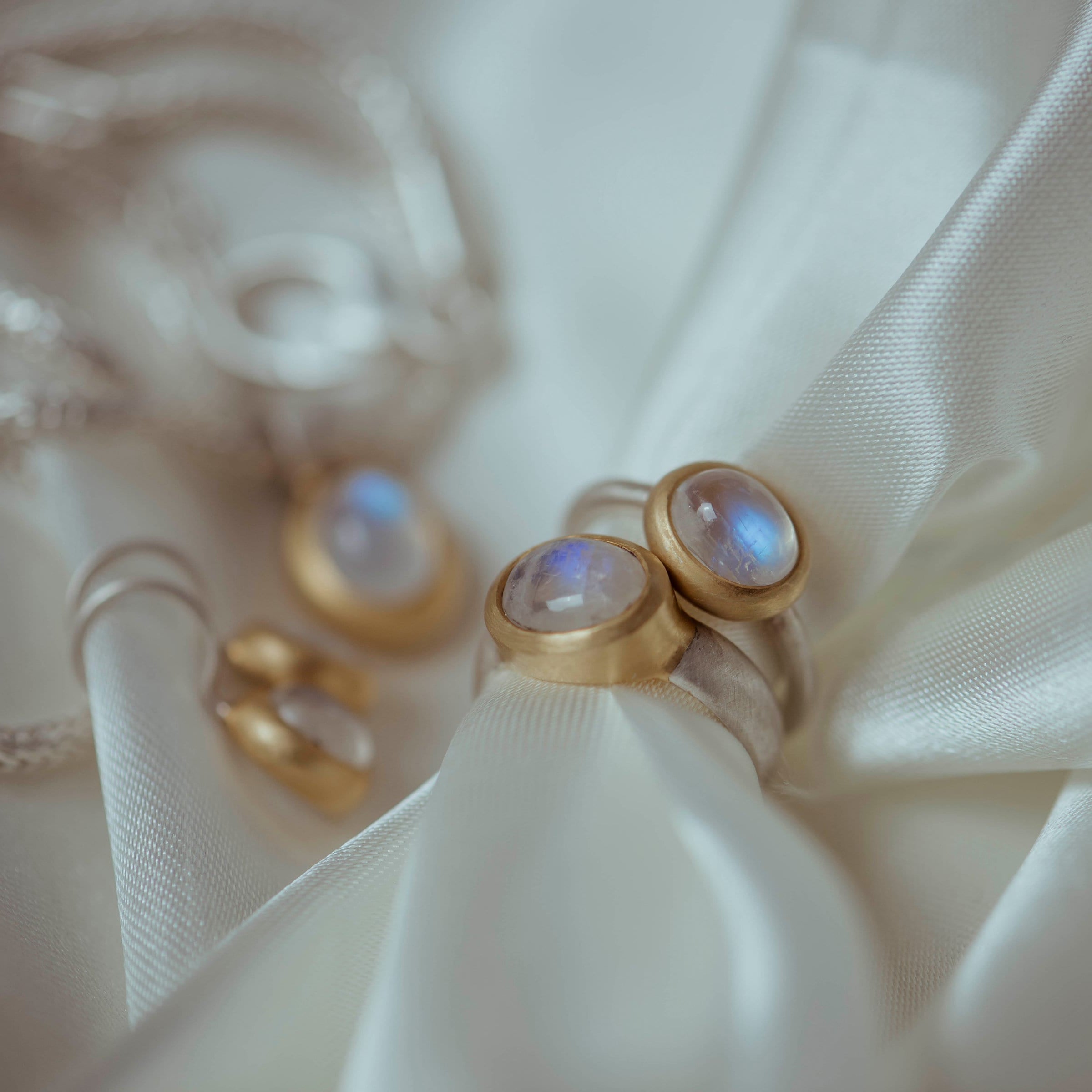 small Moonstone Solitaire -ring, handmade high quality artisanal -rings, mixed metals -jewelry, Geschenk für sie, Silver, ...jewelry