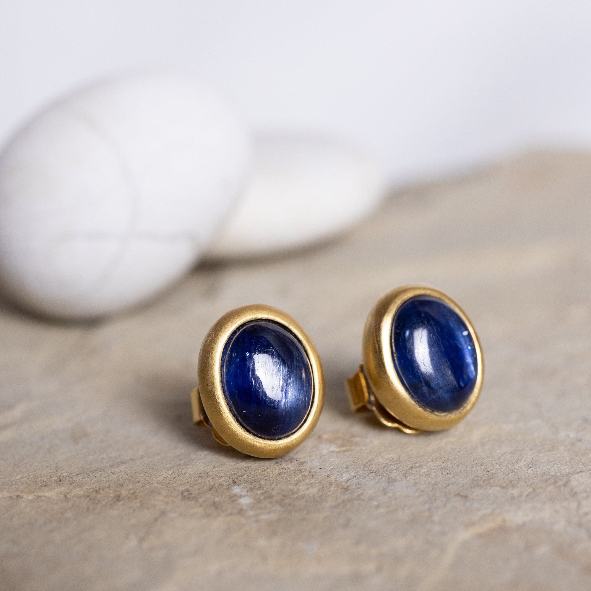 Kyanit Ring 10x10mm rund Caboshon in Gold Vermeil MonikaHerré
