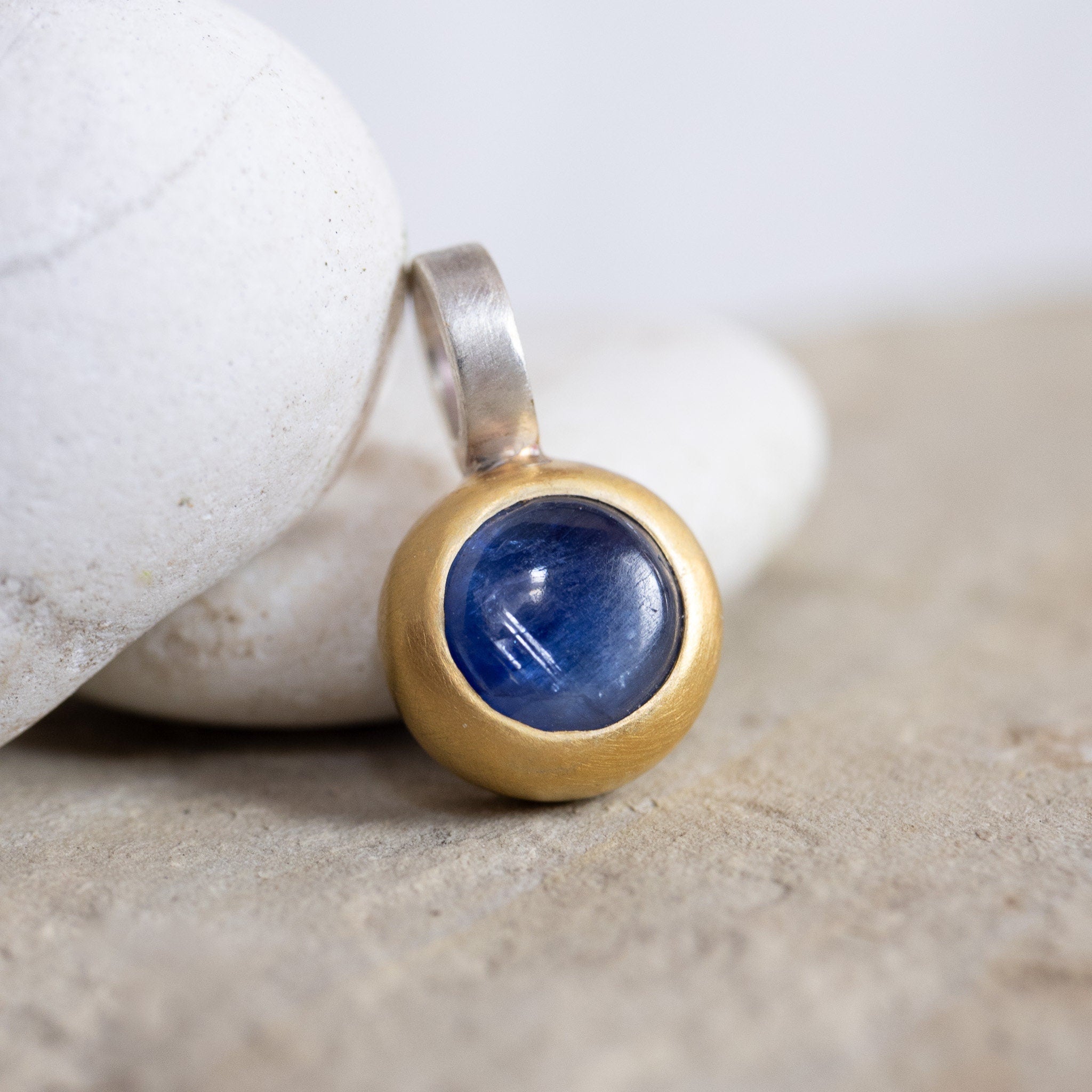 Kyanit Anhänger 10x10mm rund Caboshon Sterling Silber & Gold Vermeil MonikaHerré