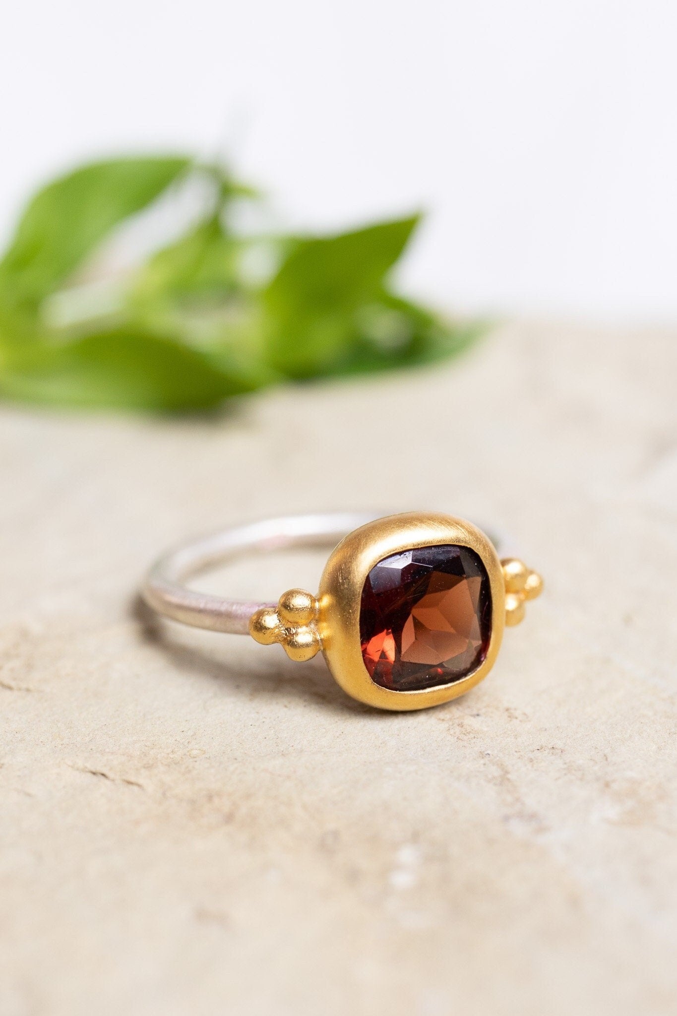 Granat Ring 8x8mm Cushion facettiert Sterling Silber & Gold Vermeil Monika Herré