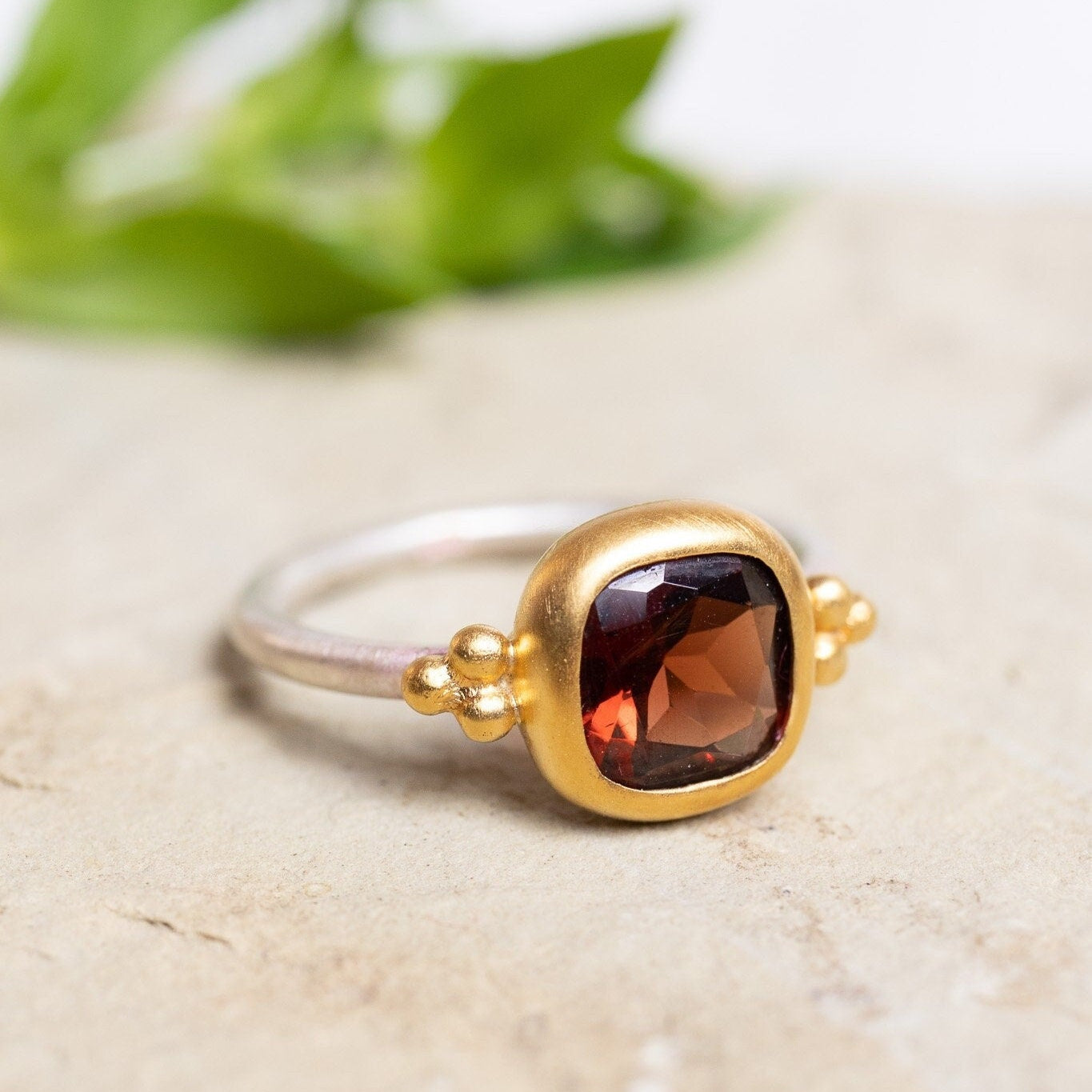 Granat Ring 8x8mm Cushion facettiert Sterling Silber & Gold Vermeil Monika Herré