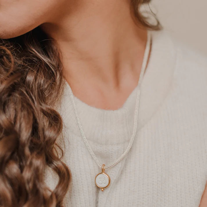 Ohm Anhänger Porzellan Sterling Silber & Gold Vermeil handgefertigt Monika Herré