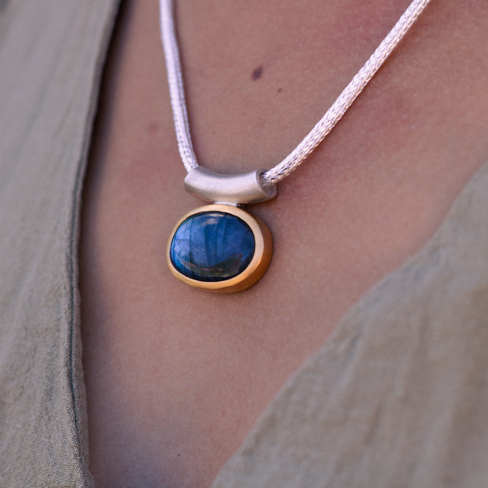 Labradorit Anhänger mit gebogender Öse oval Cabouchon Sterling Silber & Gold Vermeil MonikaHerré