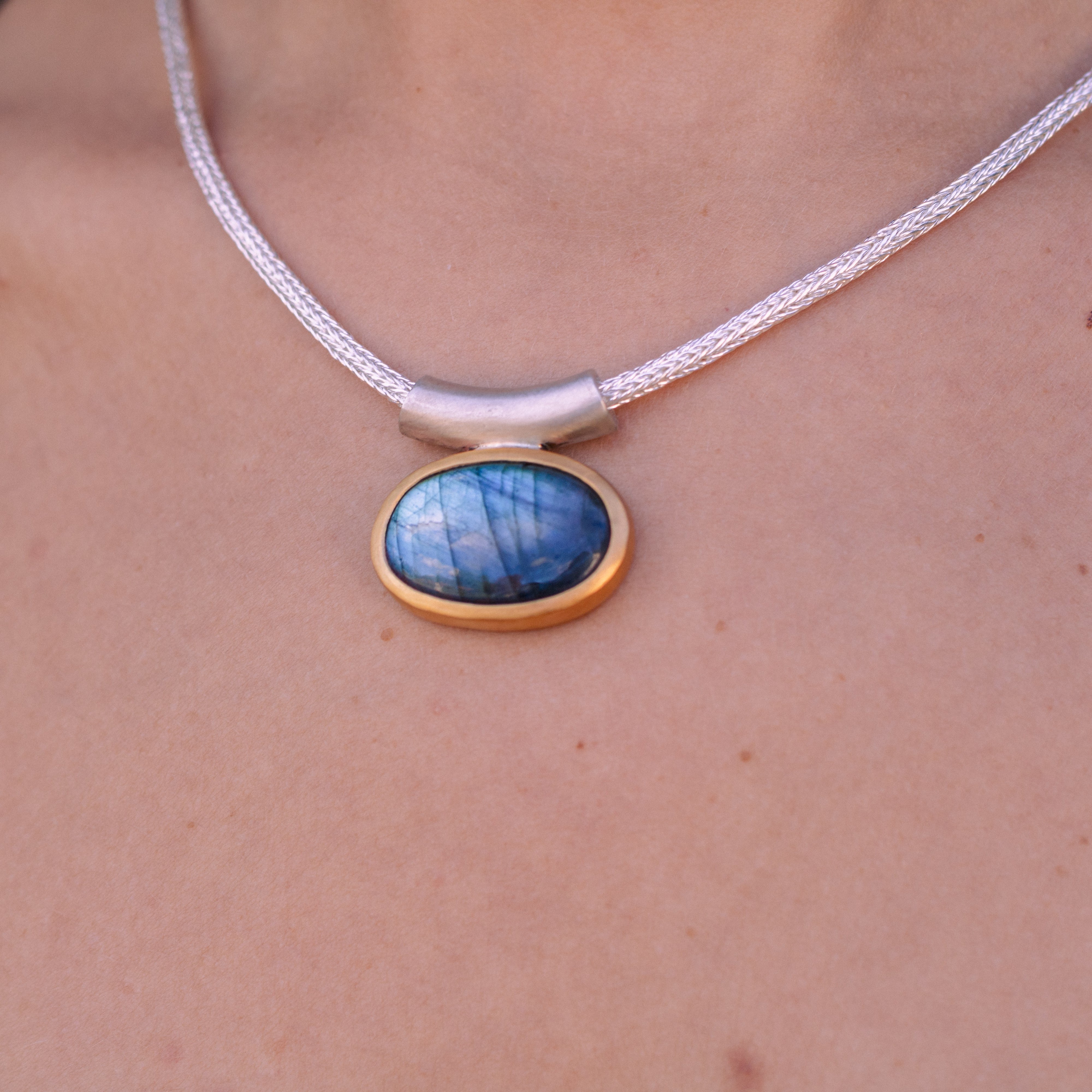 Labradorit Anhänger mit gebogender Öse oval Cabouchon Sterling Silber & Gold Vermeil MonikaHerré