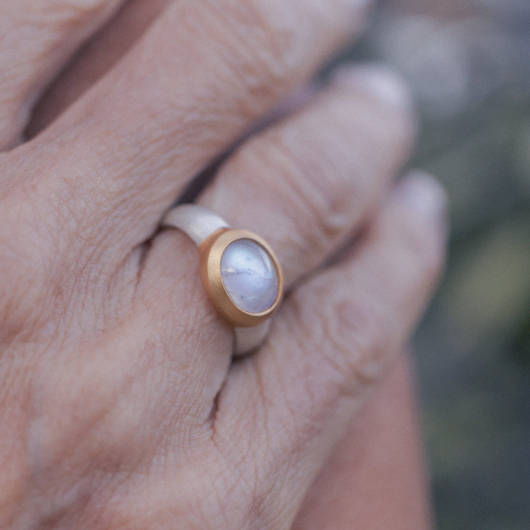 Mondstein Ring mit breiter Schiene 10x8mm oval Cabouchon Sterling Silber & Gold Vermeil MonikaHerré