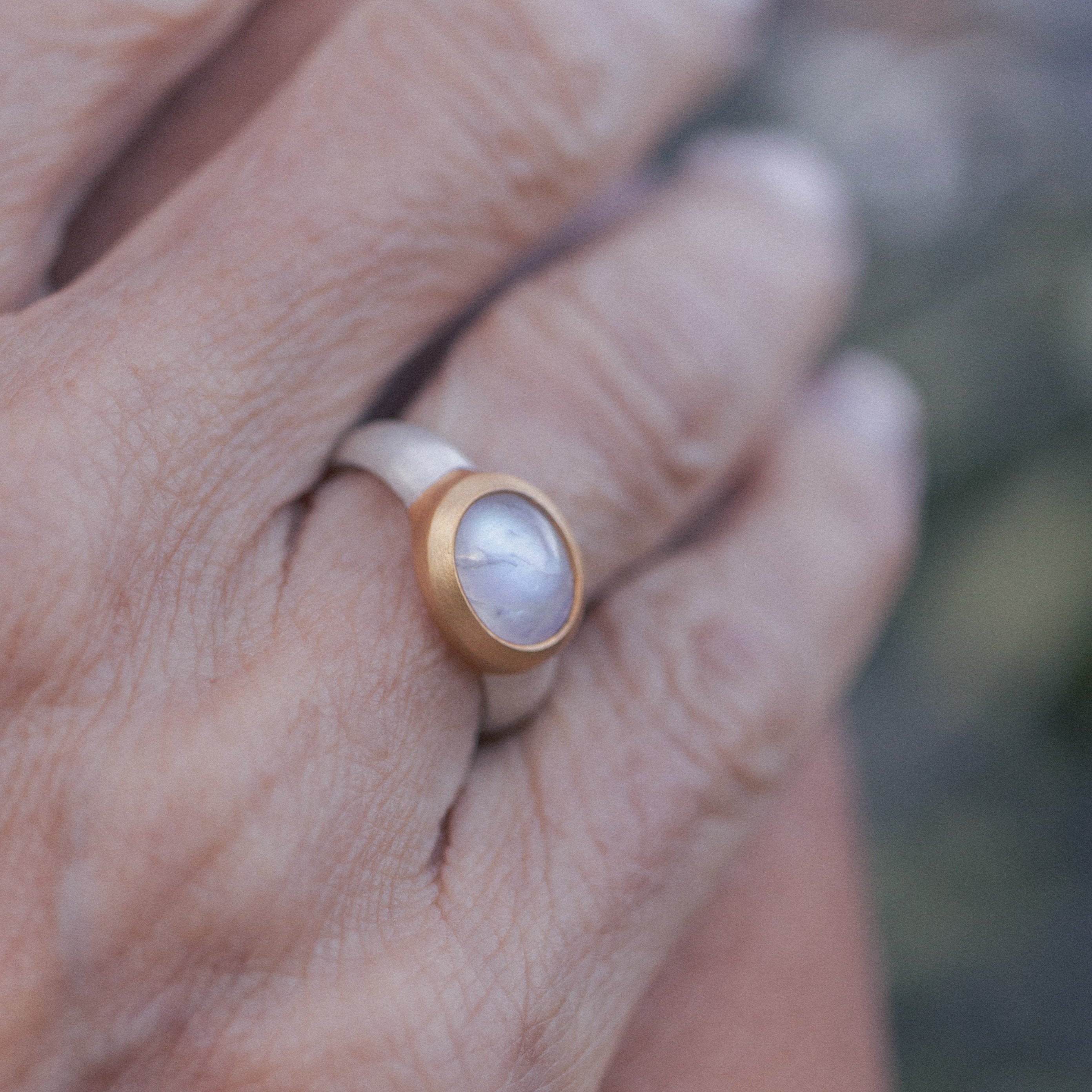 Mondstein Ring mit breiter Schiene 10x8mm oval Cabouchon Sterling Silber & Gold Vermeil MonikaHerré