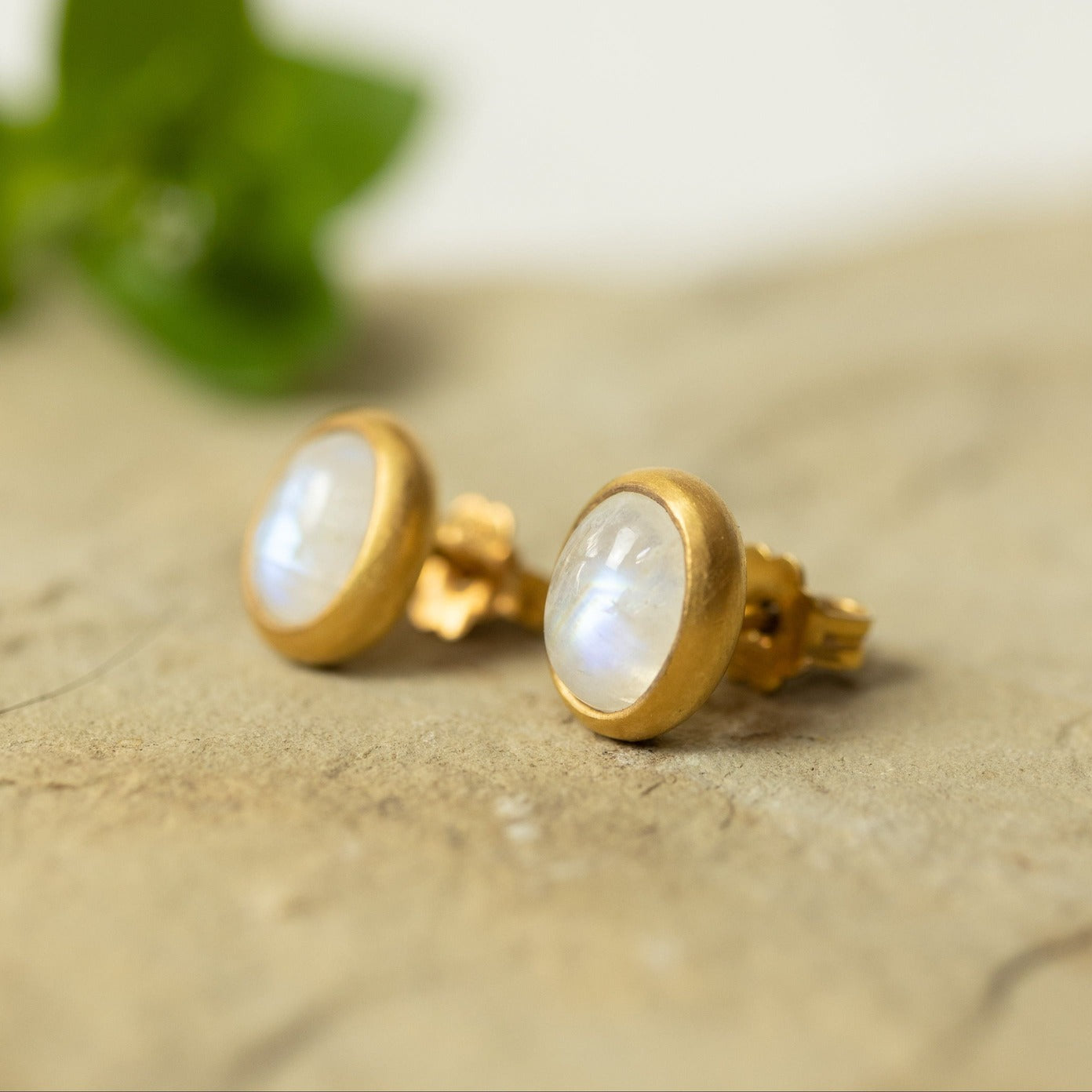 Mondstein Ohrstecker 6x4mm oval Cabouchon Sterling Silber & Gold Vermeil MonikaHerré