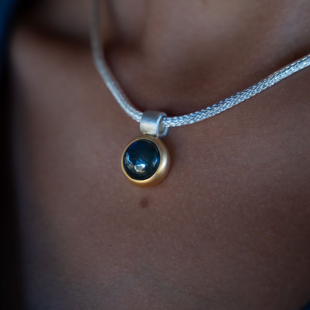 Dunkelblauer Labradorit Anhänger 12mm Rund Cabouchon Sterling Silber & Gold Vermeil