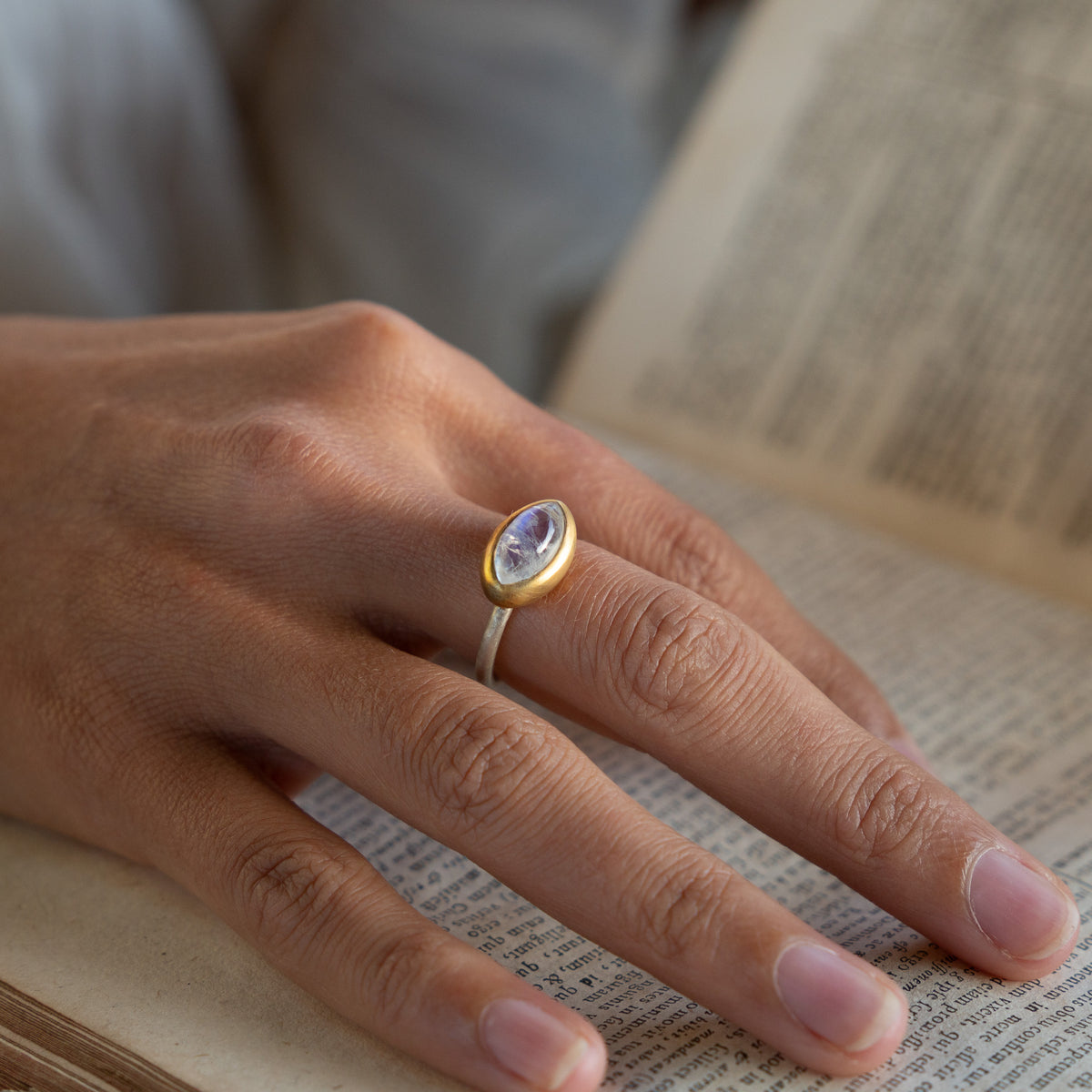 Mondstein Ring 14x7mm Navette Cabouchon Sterling Silber & Gold Vermeil