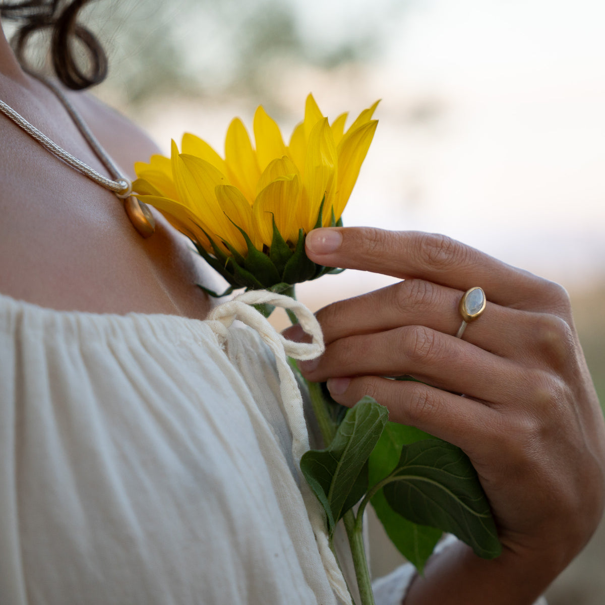 Mondstein Ring 14x7mm Navette Cabouchon Sterling Silber & Gold Vermeil