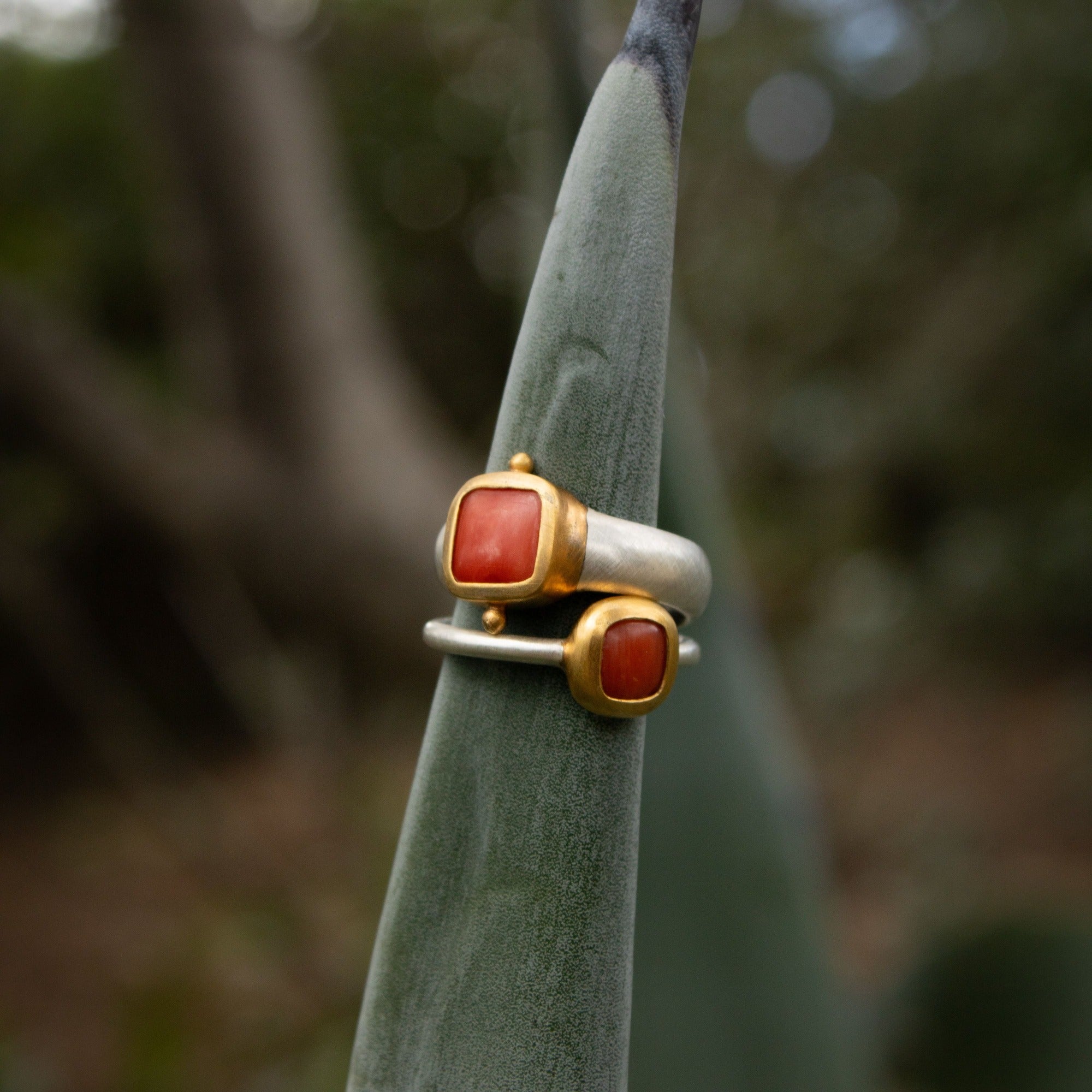 Koralle Ring 4x4mm Chushion Caboshon Sterling Silber & Gold Vermeil MonikaHerré