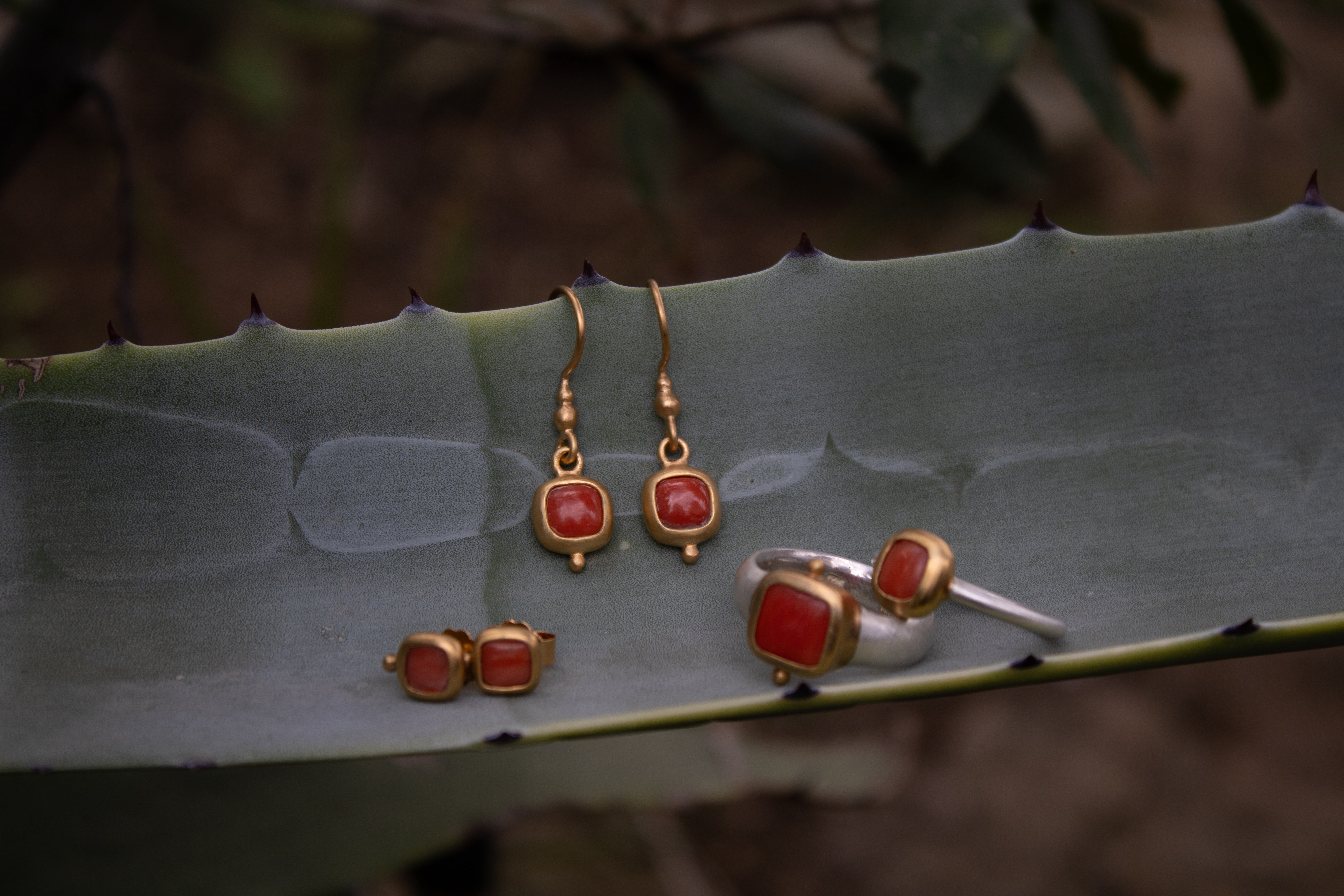 Koralle Ohrhänger 6x6mm Chushion Caboshon in Gold Vermeil MonikaHerré